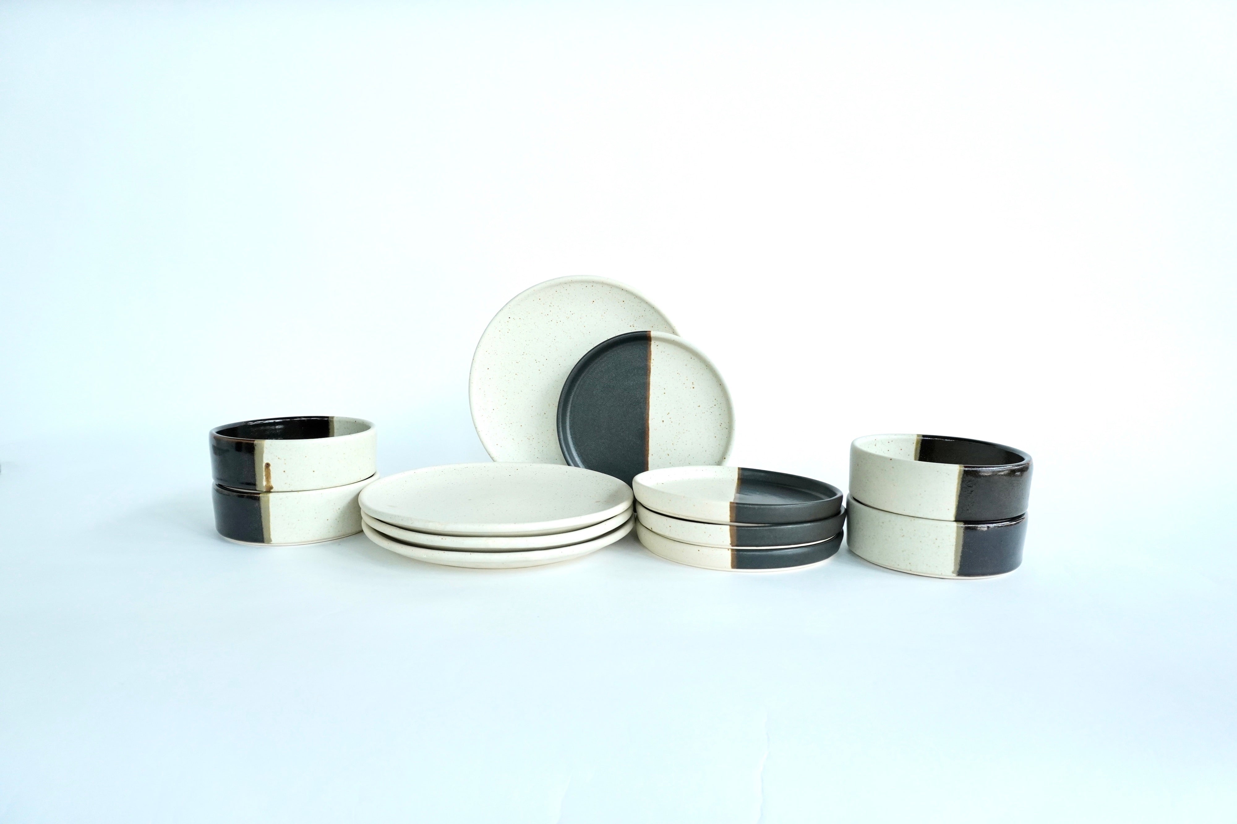 Mixta Arena blanca, Piedra negra & Roble | Set de vajilla básica línea rústica para 4 personas