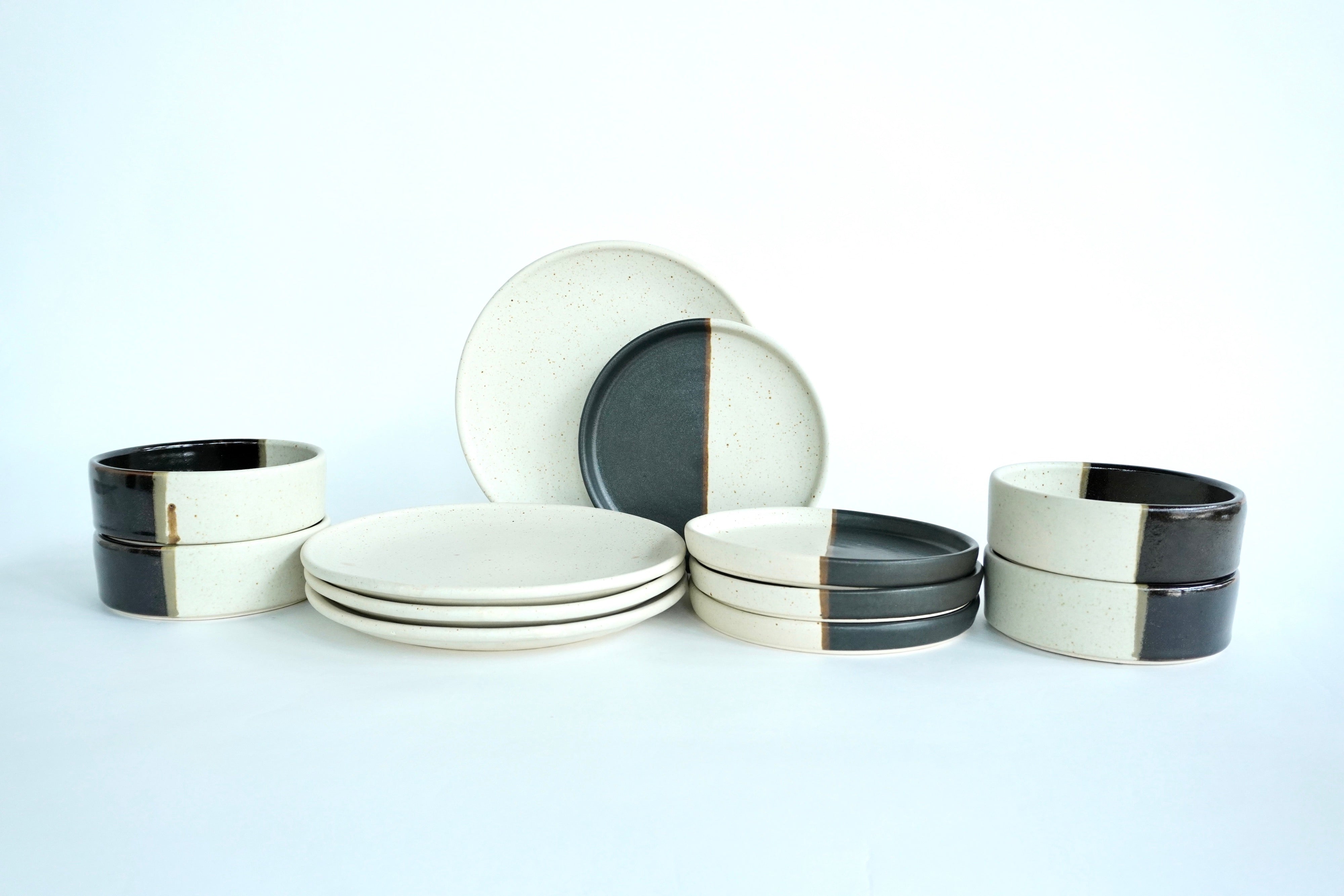 Mixta Arena blanca, Piedra negra & Roble | Set de vajilla básica línea rústica para 4 personas