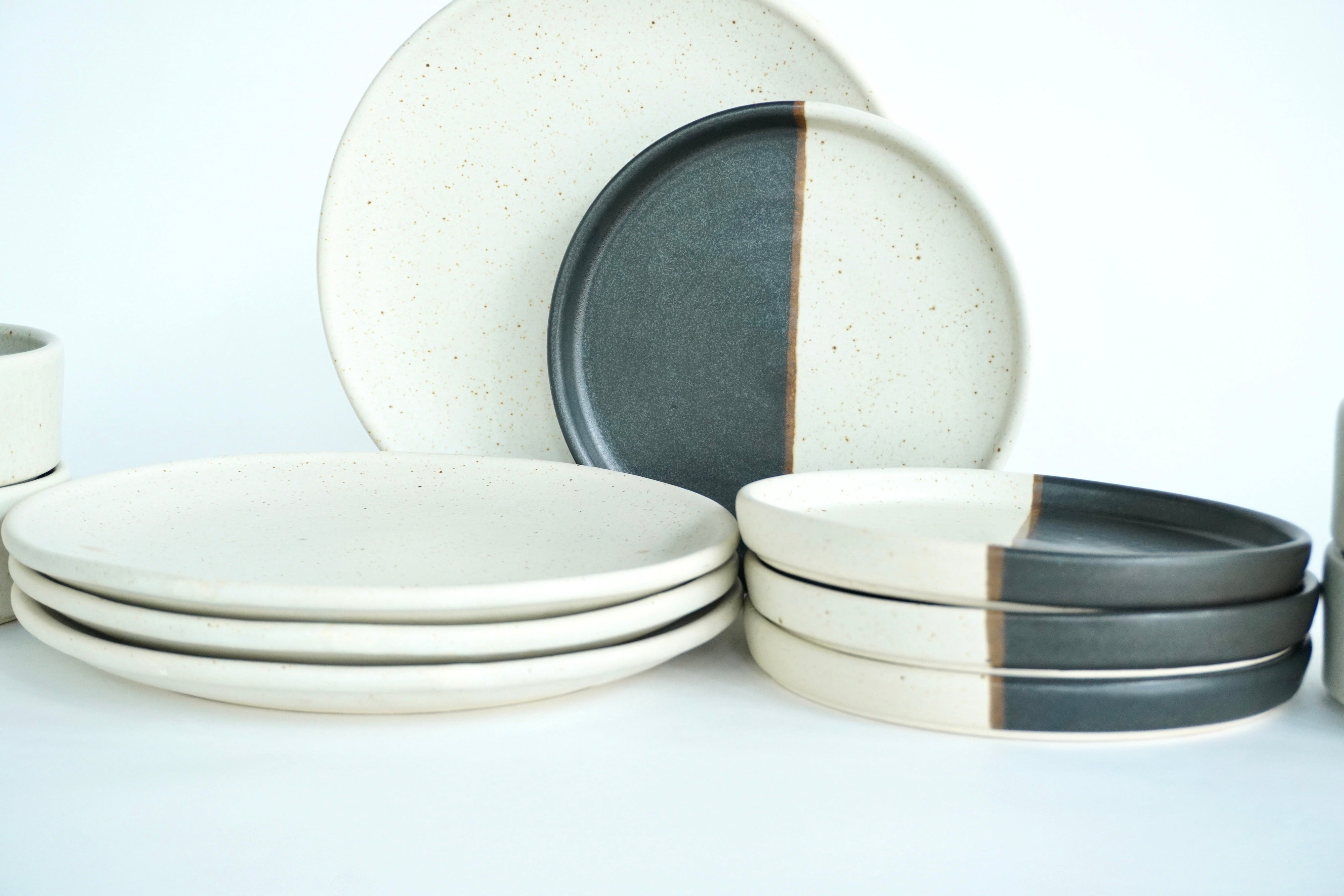 Mixta Arena blanca, Piedra negra & Roble | Set de vajilla básica línea rústica para 4 personas