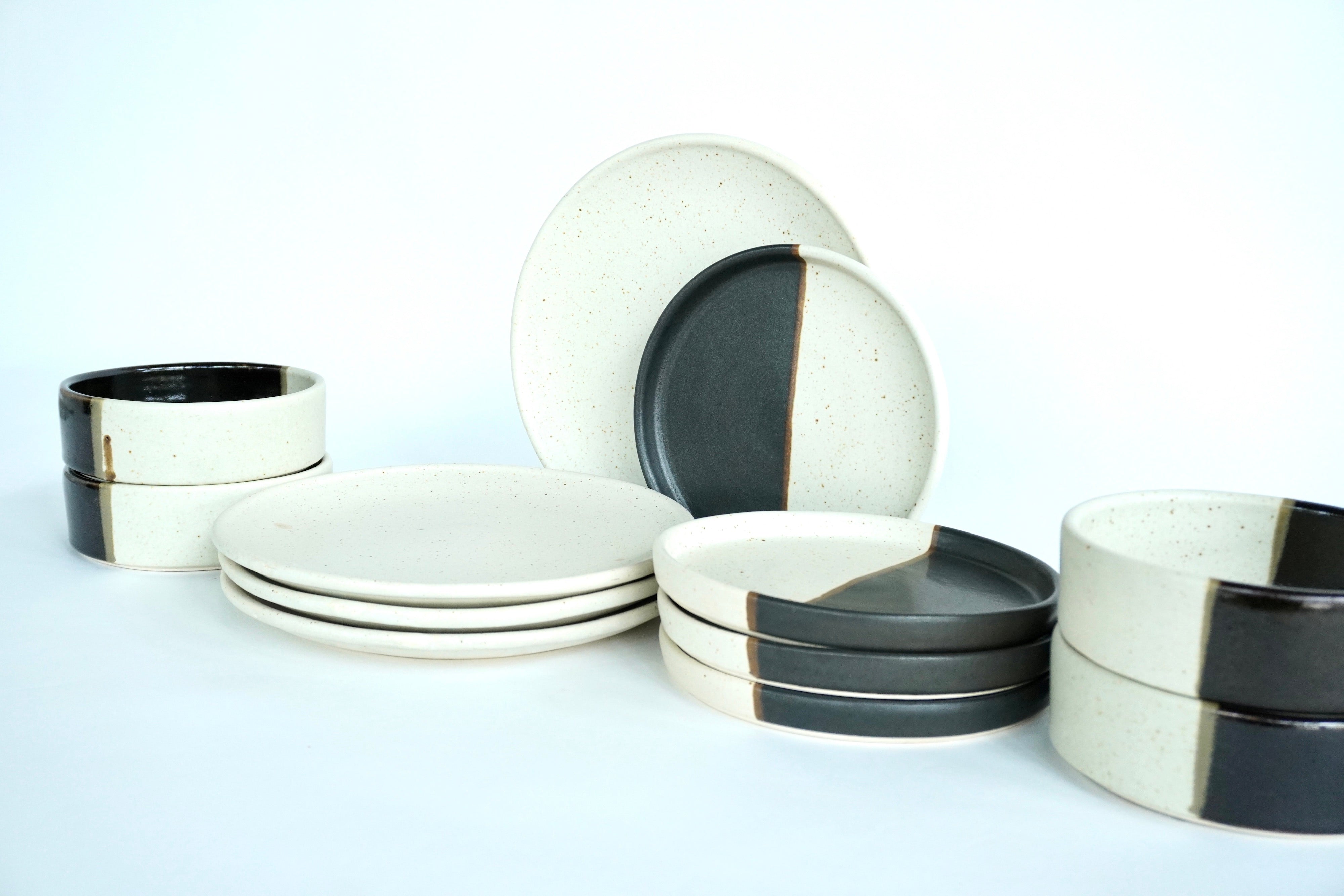 Mixta Arena blanca, Piedra negra & Roble | Set de vajilla básica línea rústica para 4 personas