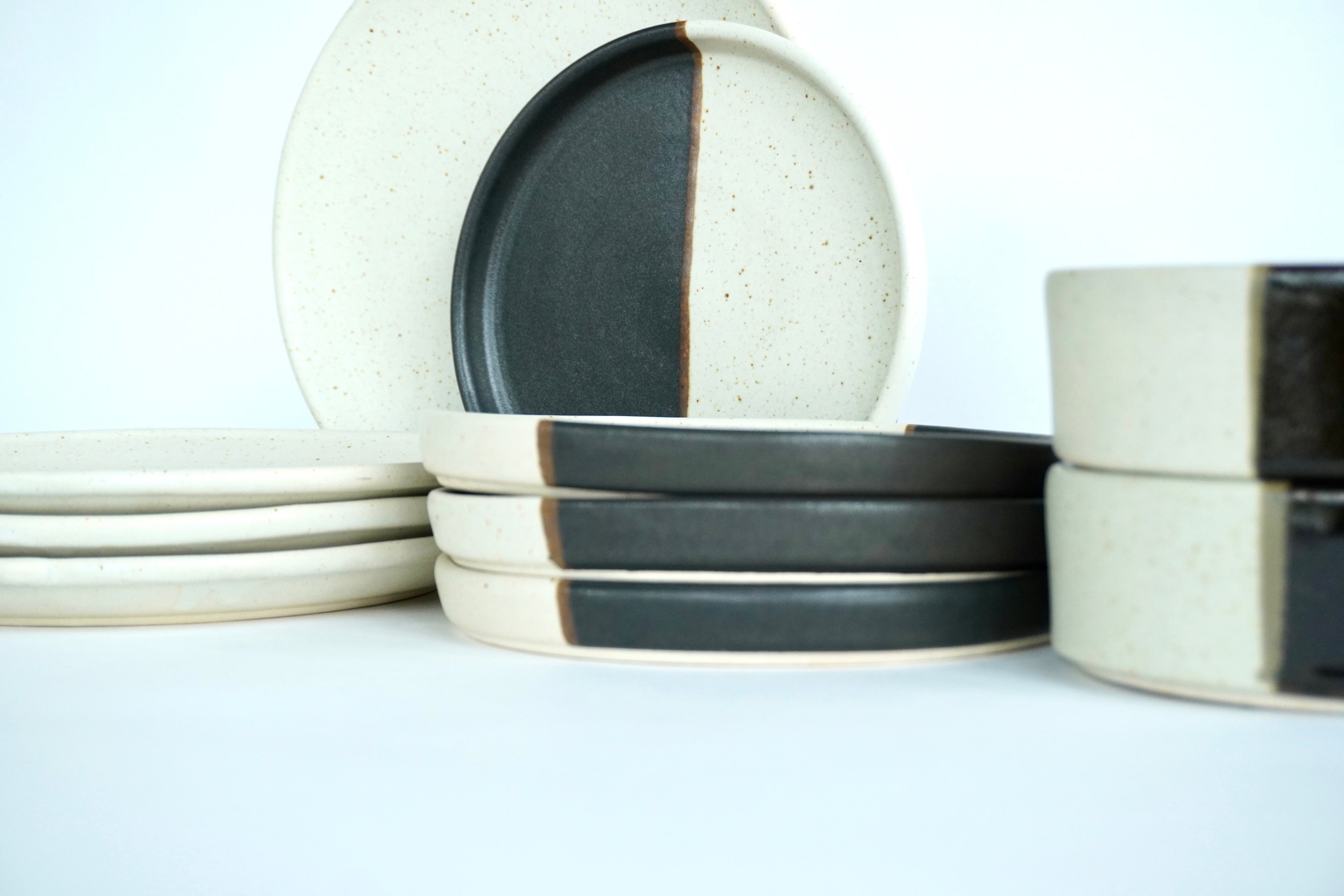 Mixta Arena blanca, Piedra negra & Roble | Set de vajilla básica línea rústica para 4 personas