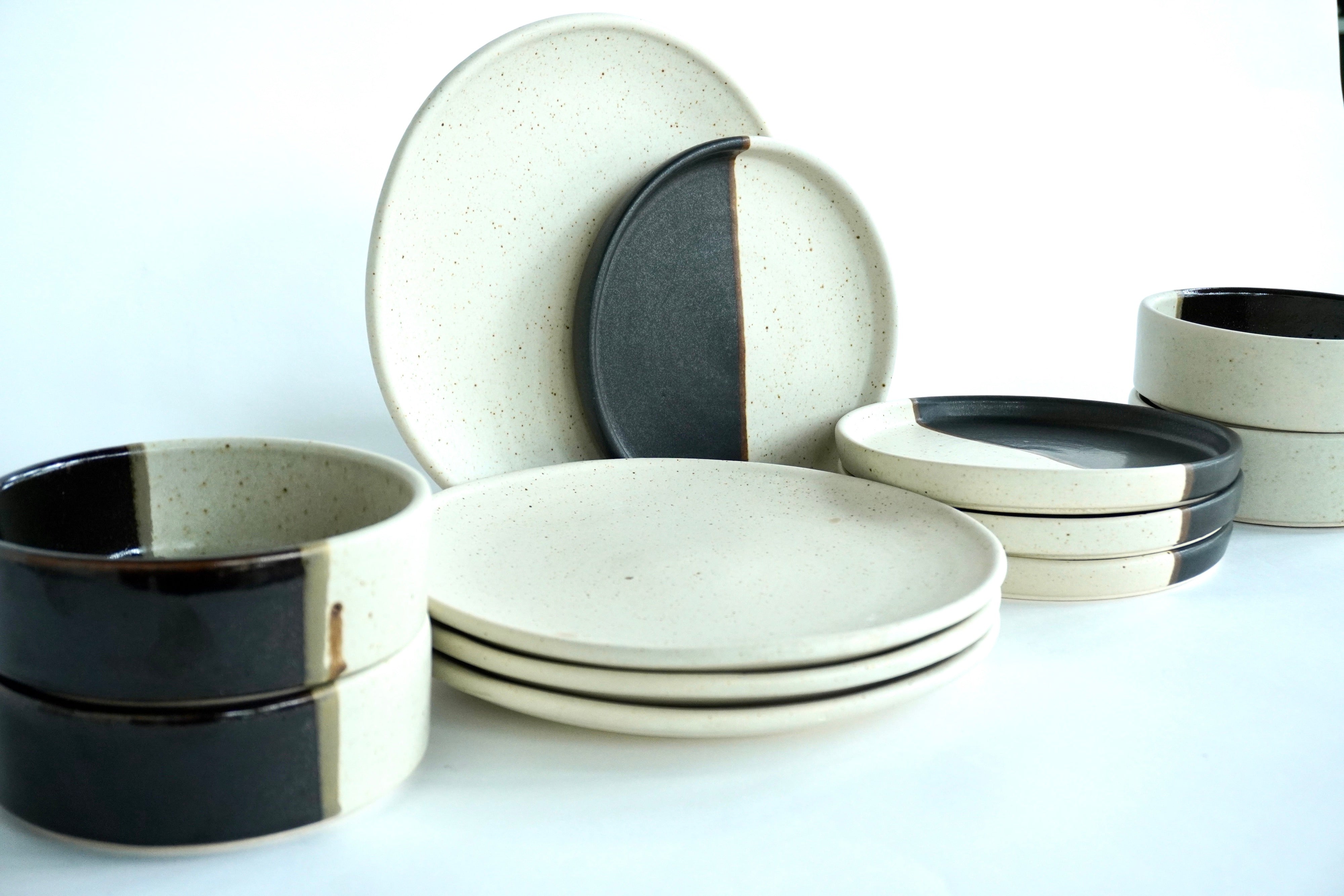 Mixta Arena blanca, Piedra negra & Roble | Set de vajilla básica línea rústica para 4 personas