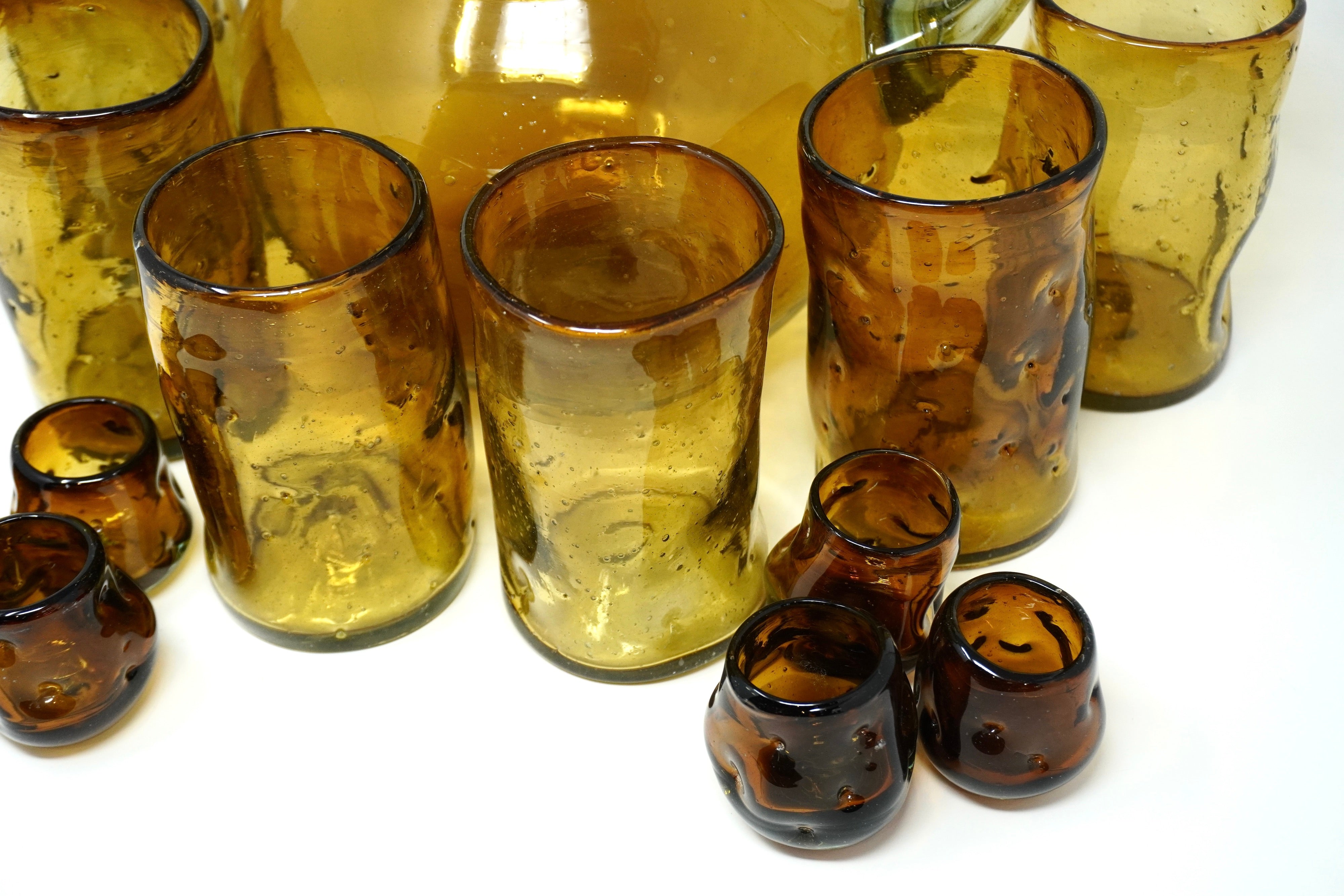 Ambar amartillado | Set de vasos, tequileros y jarra de vidrio soplado para 6 personas
