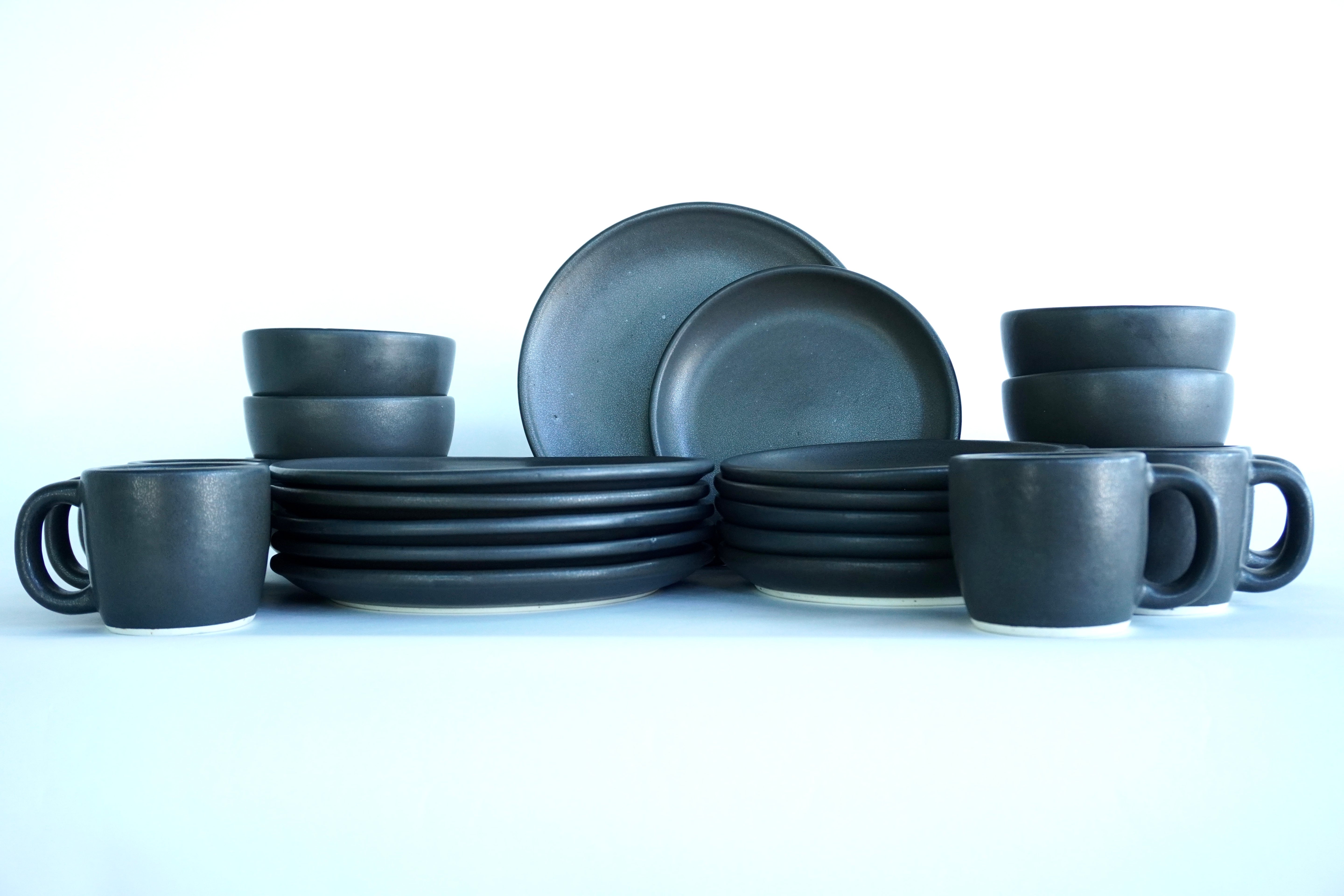 Piedra negra | Set de vajilla línea rústica para 6 personas (con platos planos & consomeros)
