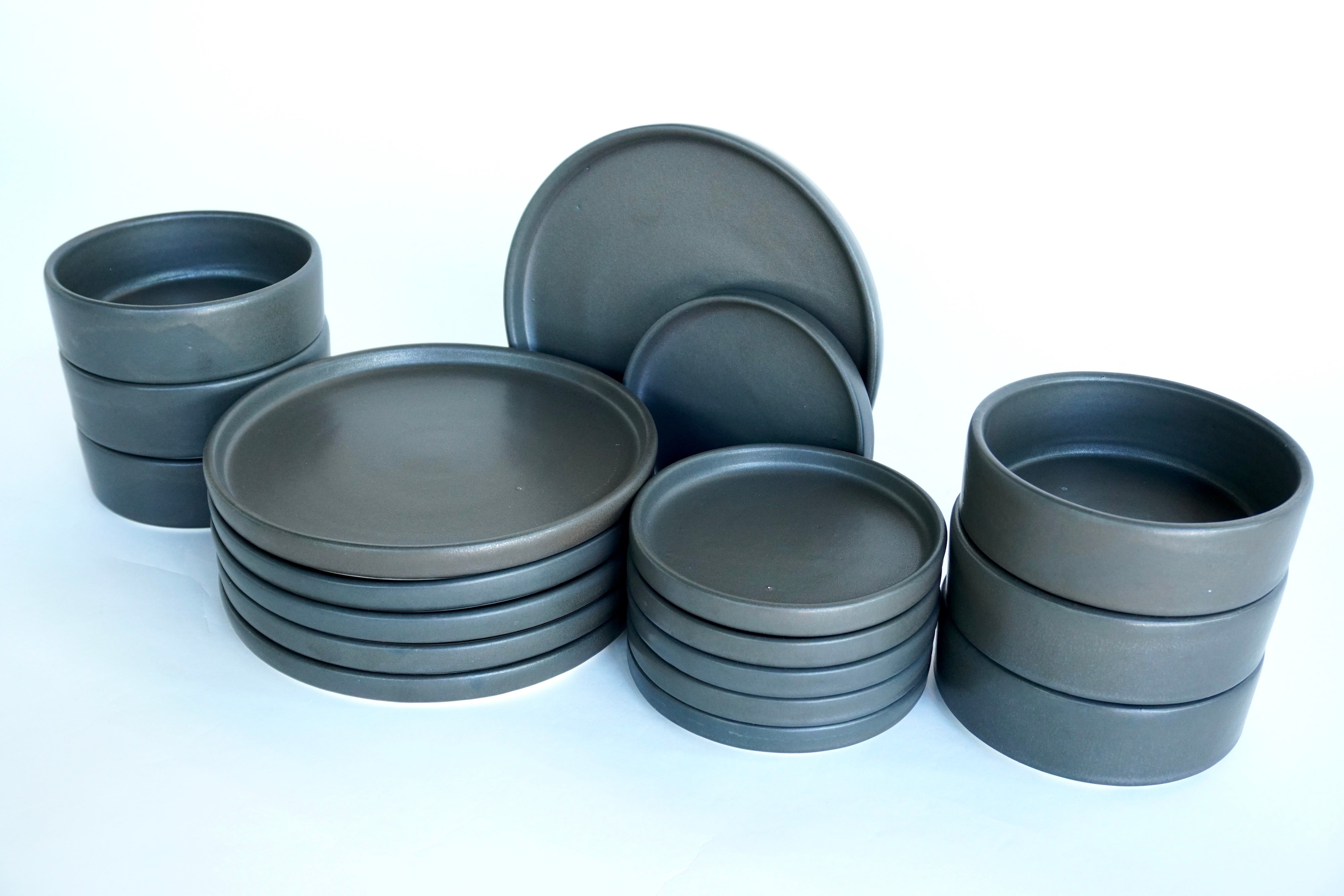 Piedra negra | Set de vajilla básica línea rústica para 6 personas (con platos cafeteros)