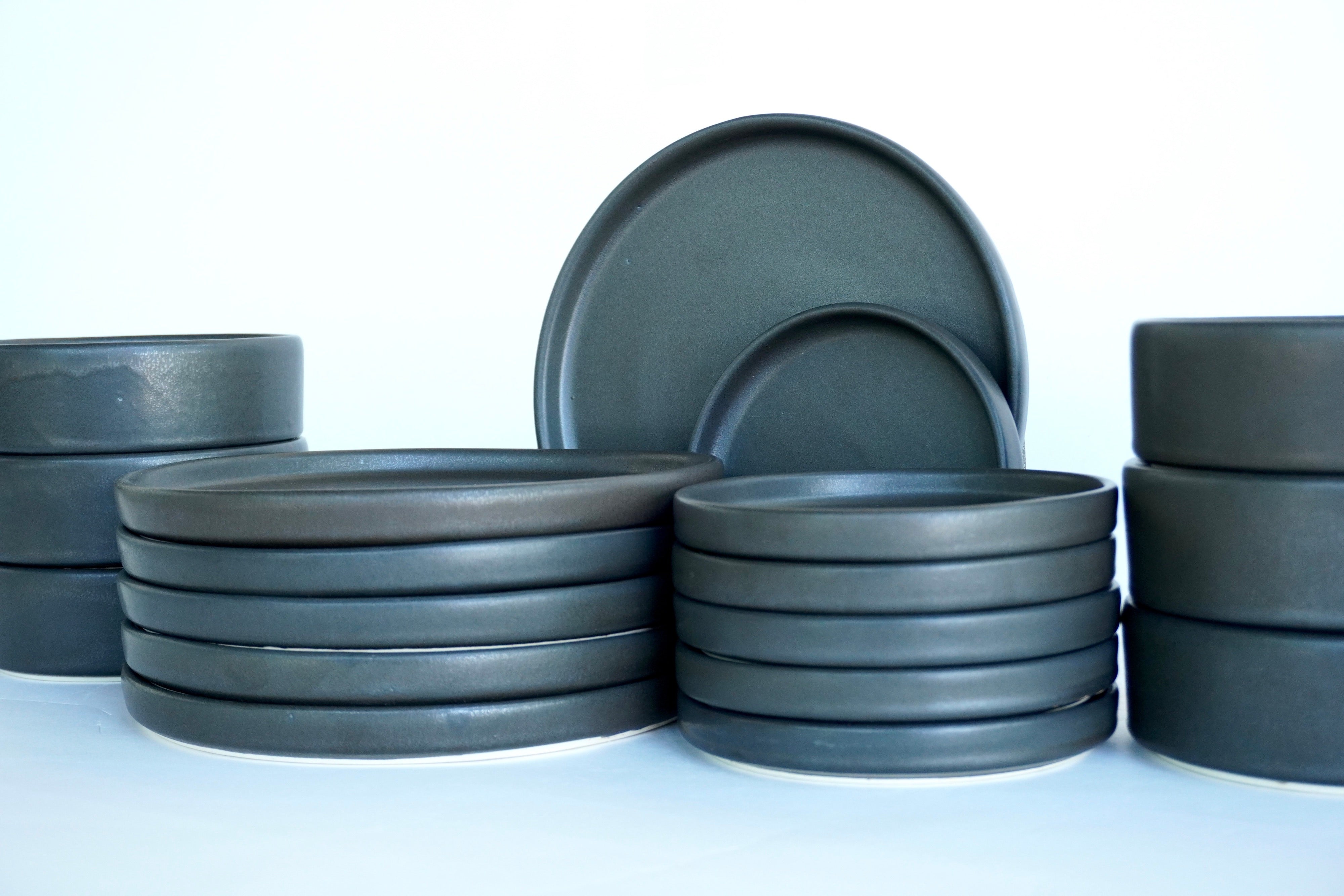 Piedra negra | Set de vajilla básica línea rústica para 6 personas (con platos cafeteros)