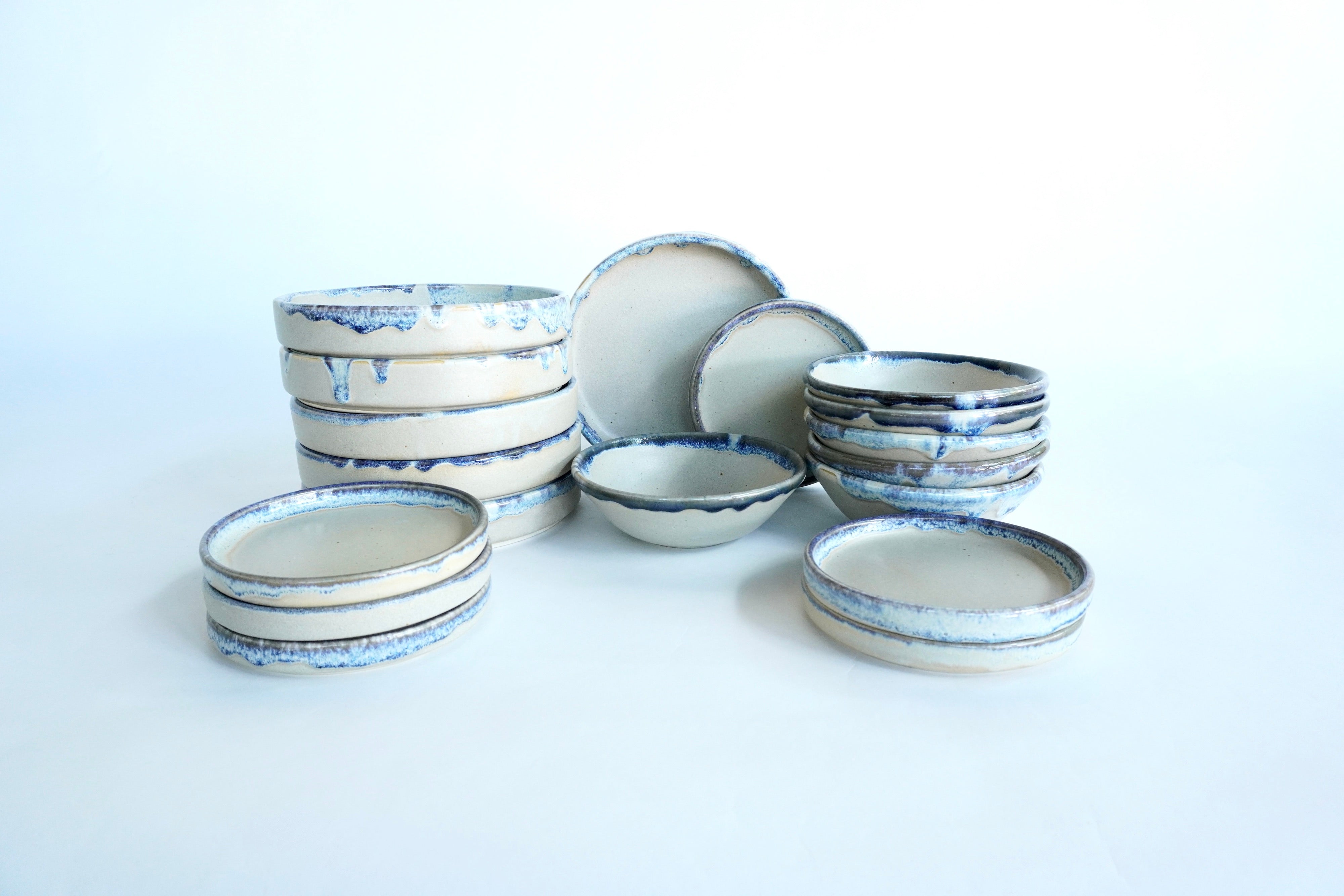 Arena blanca con orilla iris | Set de vajilla básica línea rústica para 6 personas (con platos medios & cafeteros)