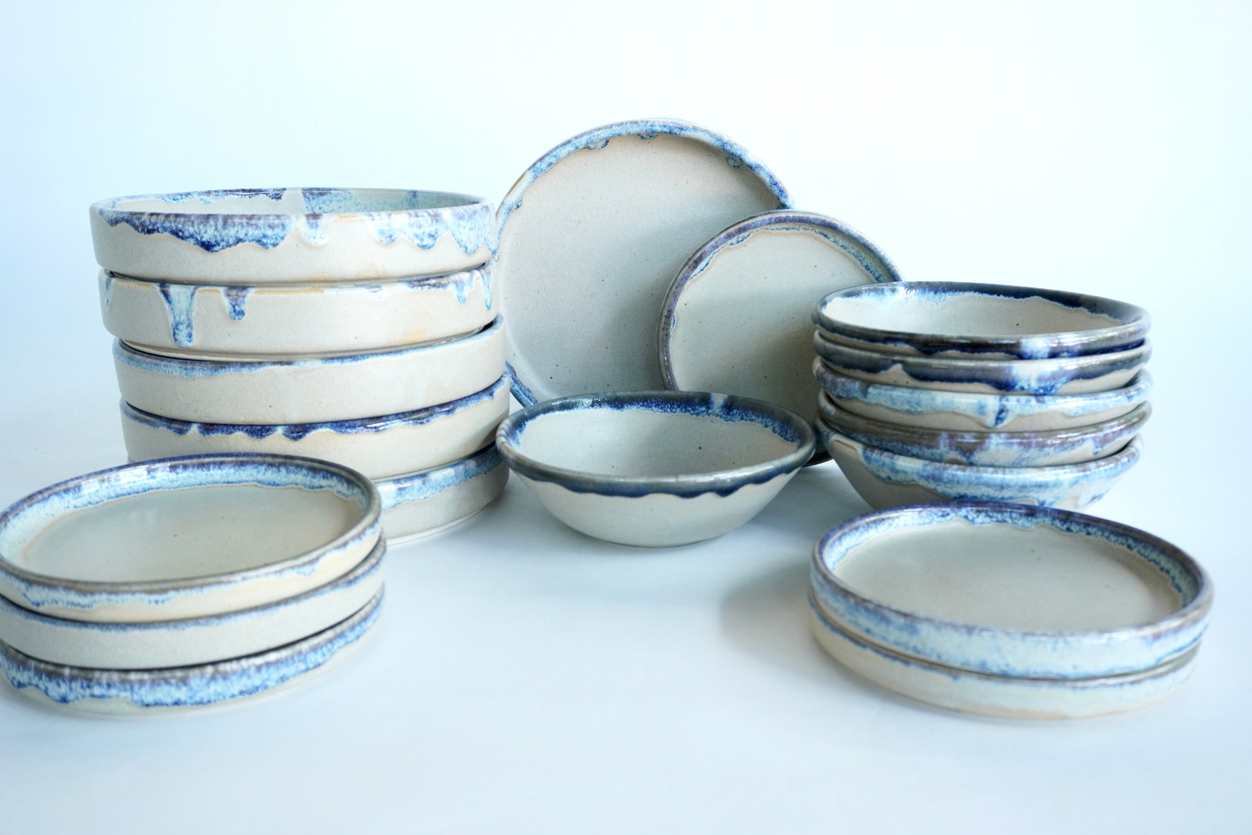 Arena blanca con orilla iris | Set de vajilla básica línea rústica para 6 personas (con platos medios & cafeteros)