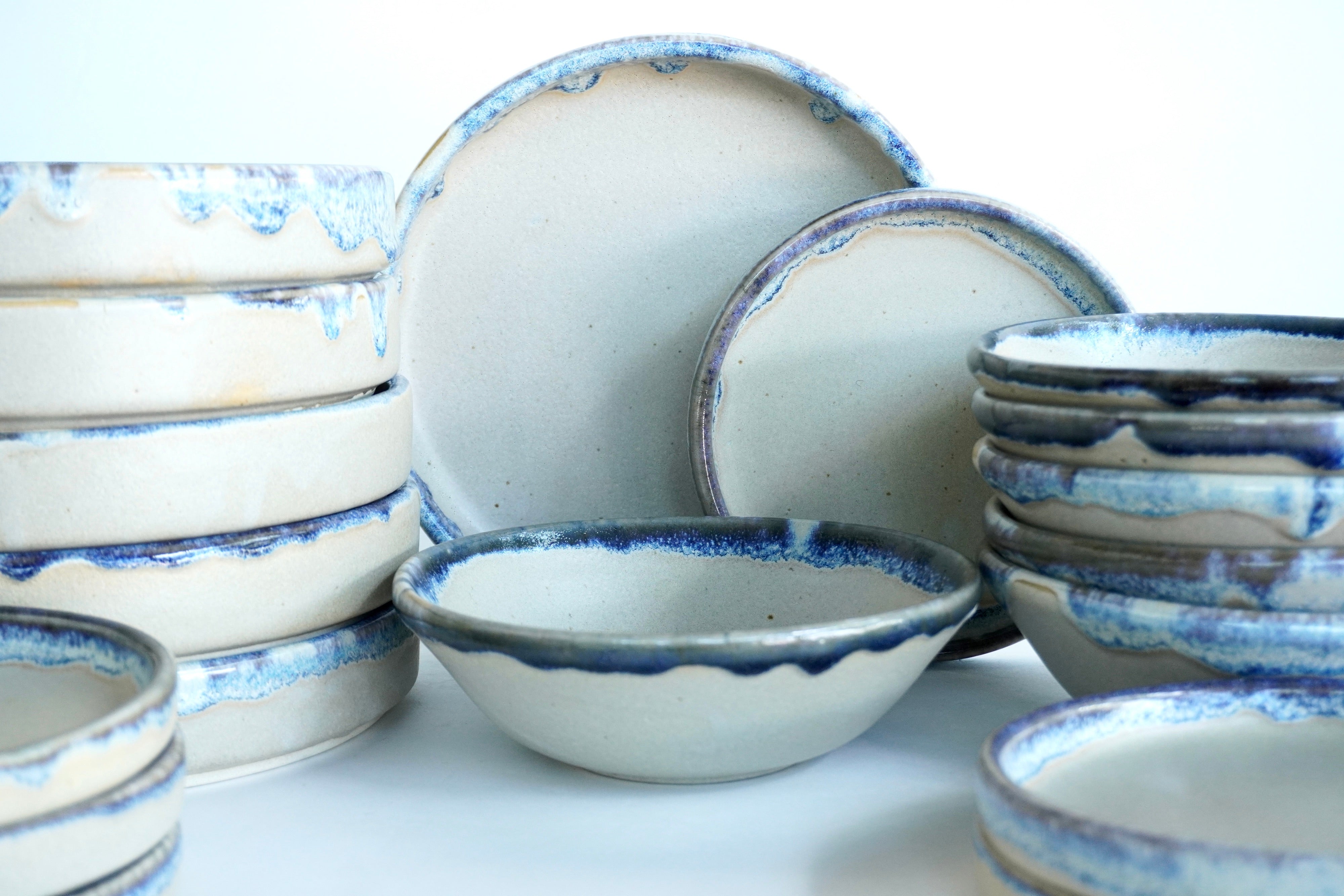 Arena blanca con orilla iris | Set de vajilla básica línea rústica para 6 personas (con platos medios & cafeteros)