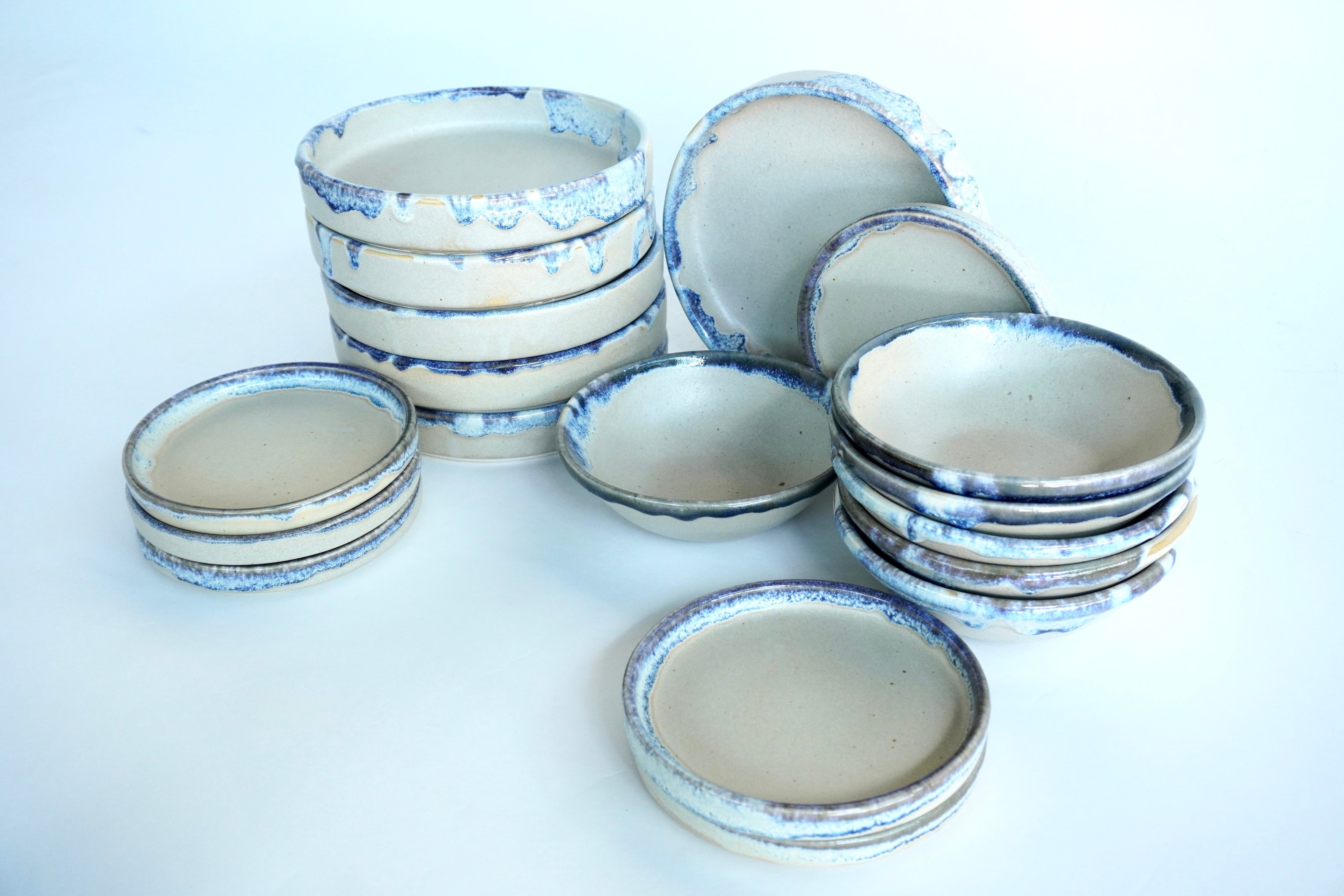 Arena blanca con orilla iris | Set de vajilla básica línea rústica para 6 personas (con platos medios & cafeteros)