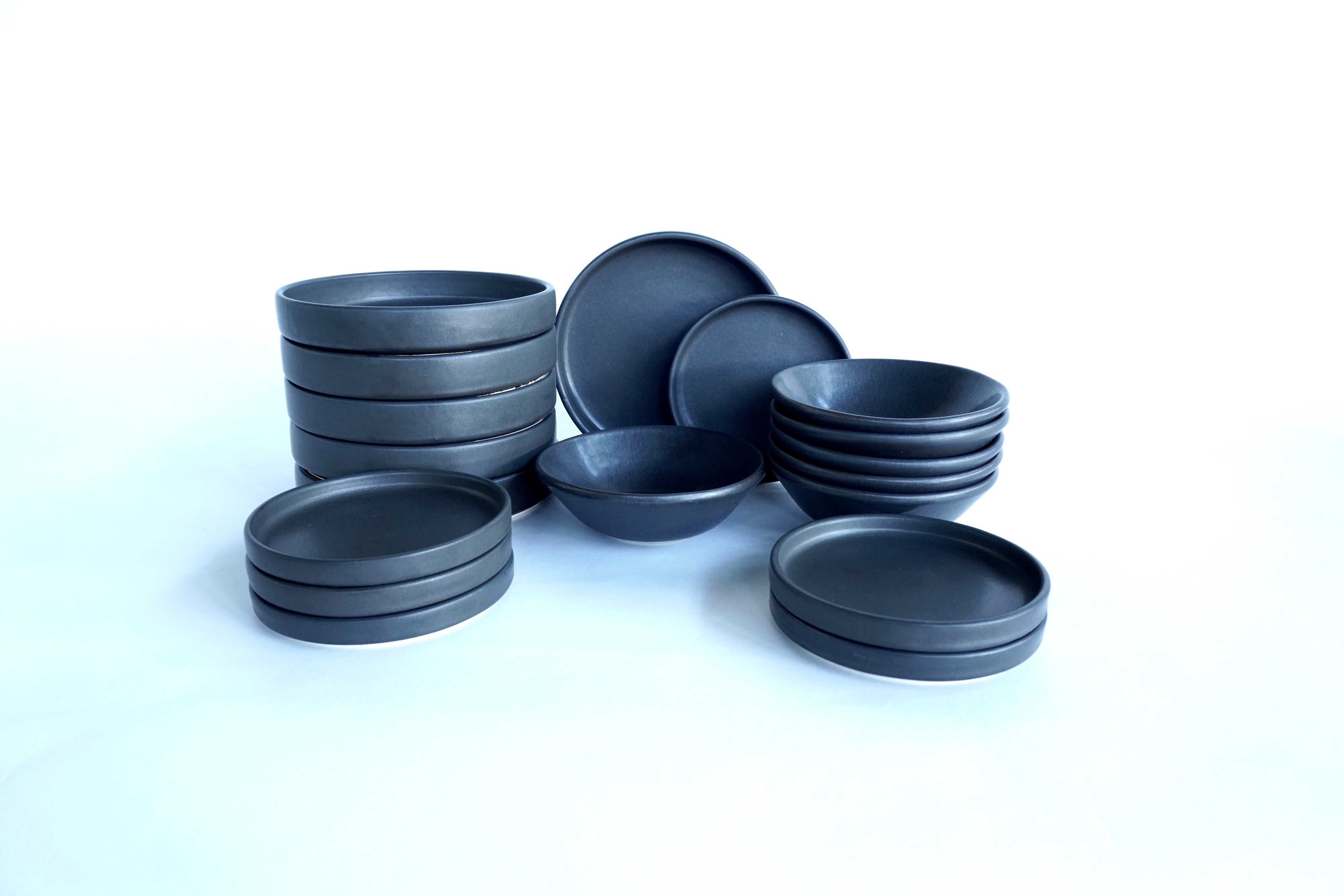 Piedra negra | Set de vajilla básica línea rústica para 6 personas (con platos medios & cafeteros)