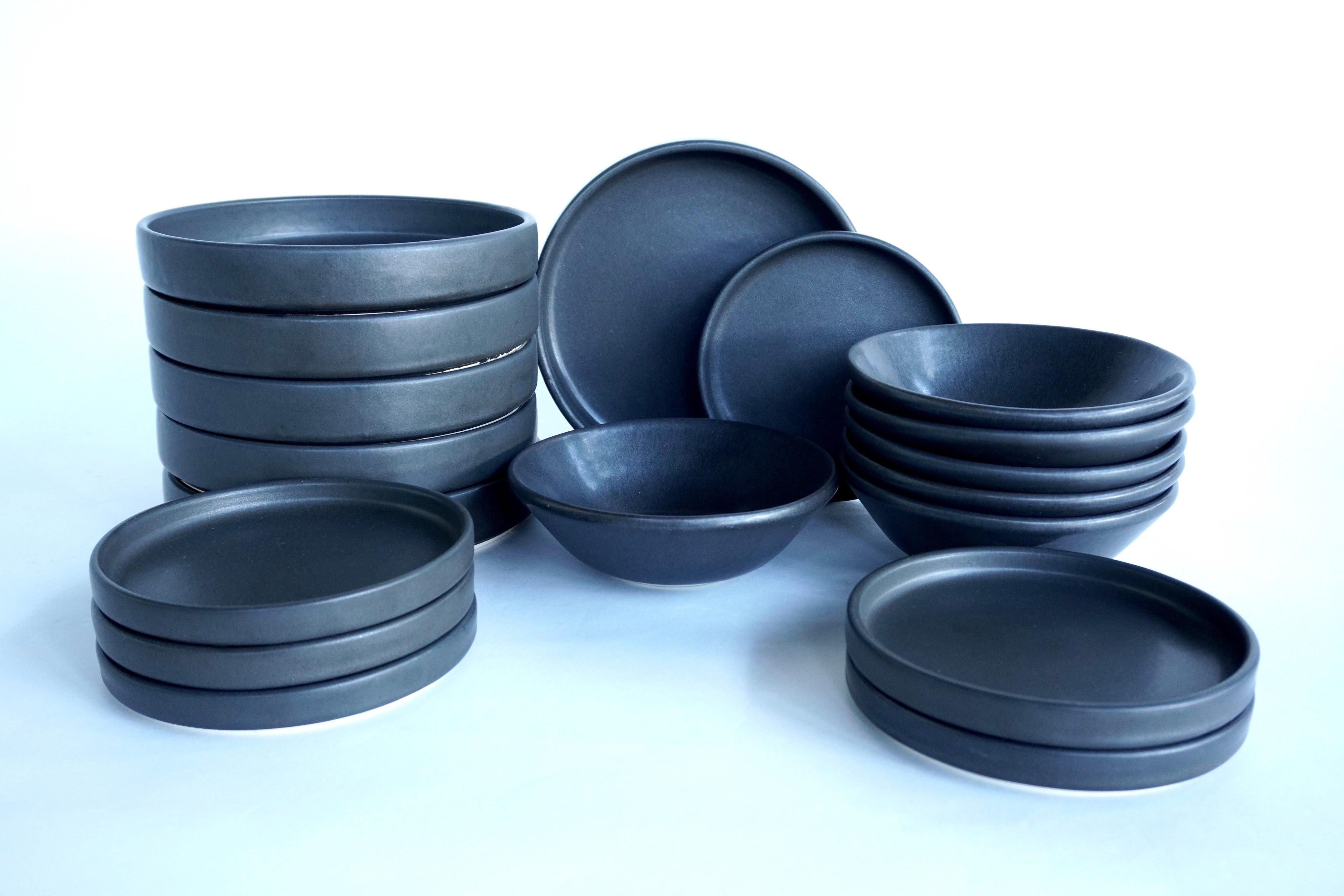 Piedra negra | Set de vajilla básica línea rústica para 6 personas (con platos medios & cafeteros)