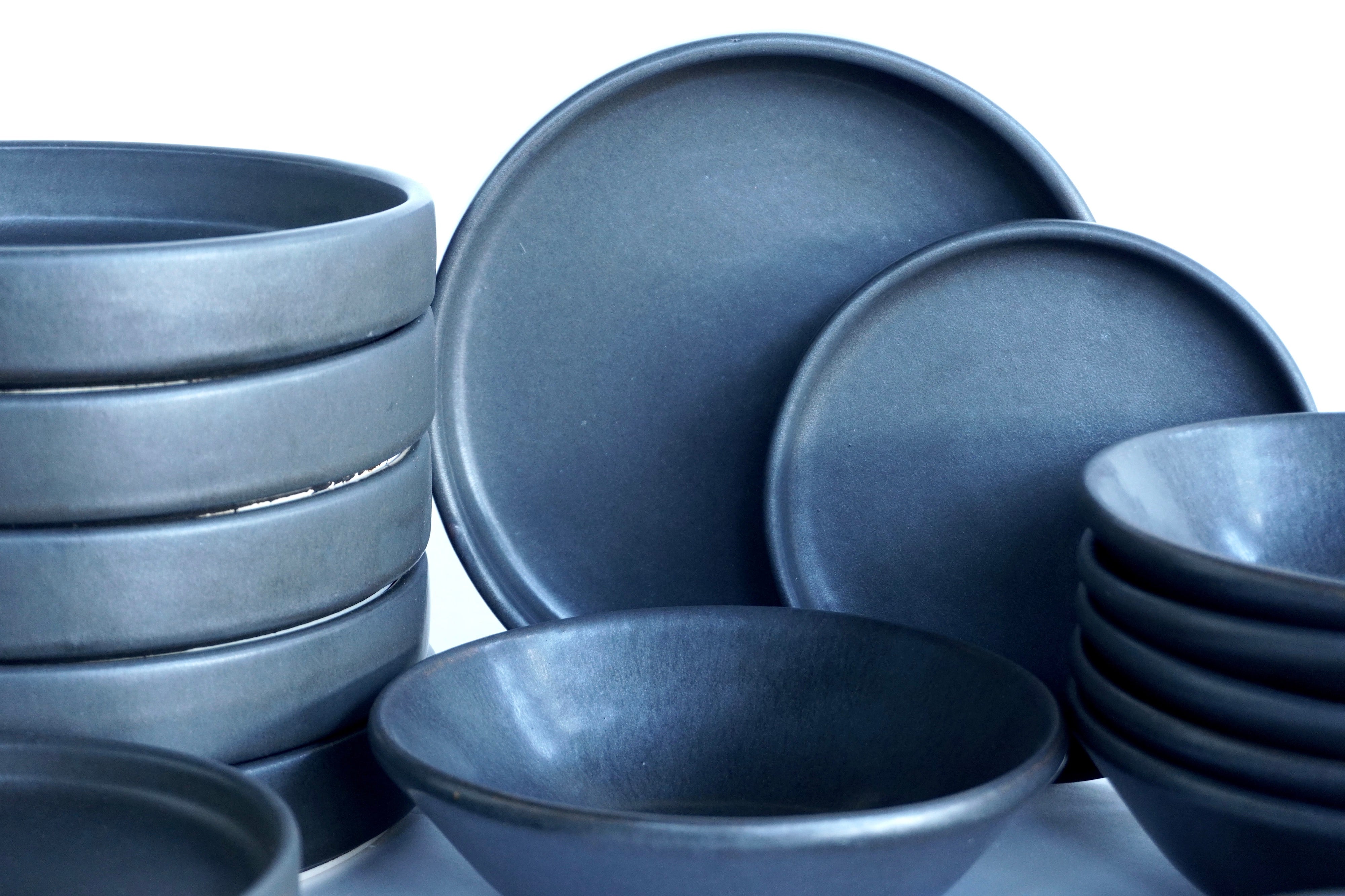 Piedra negra | Set de vajilla básica línea rústica para 6 personas (con platos medios & cafeteros)