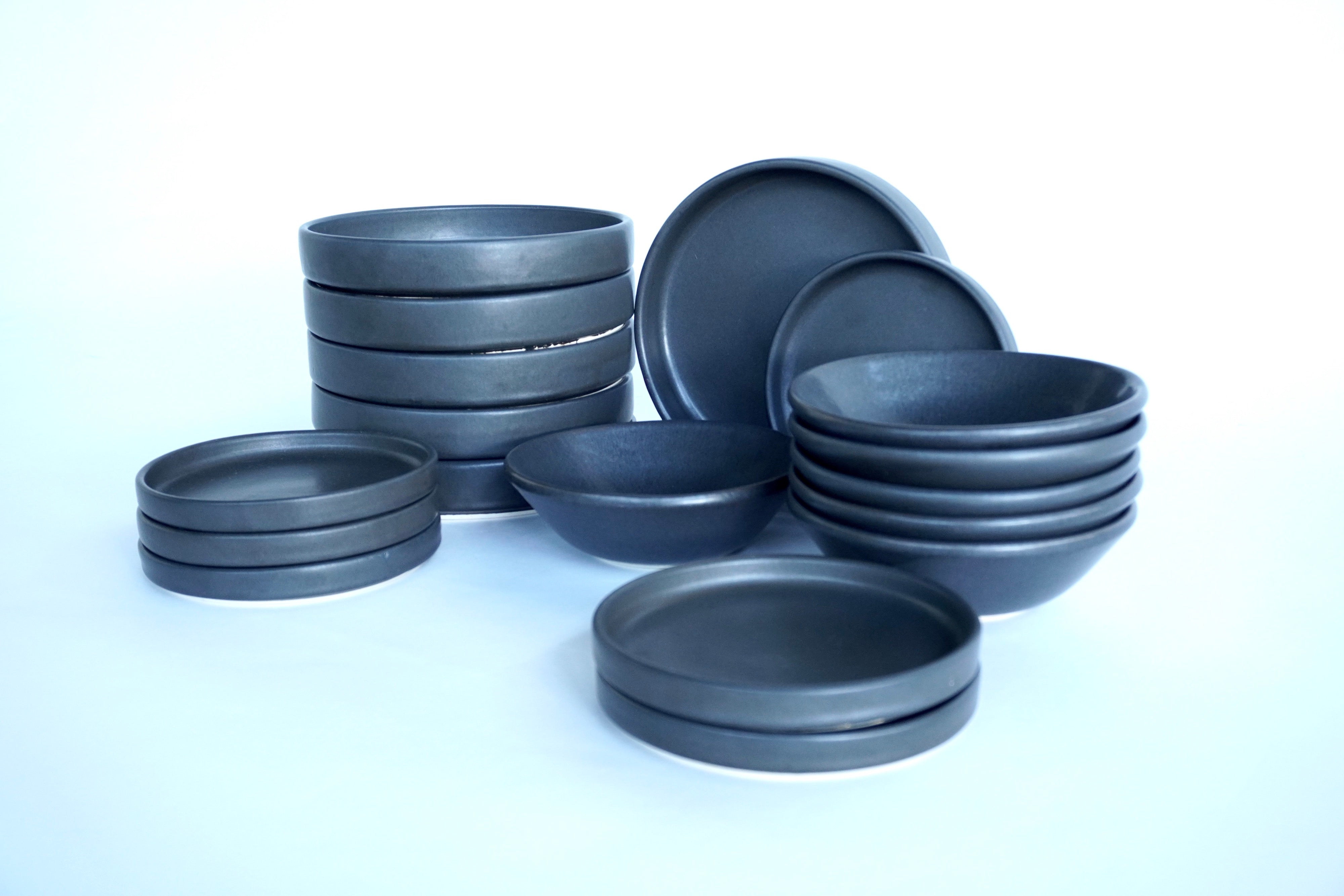 Piedra negra | Set de vajilla básica línea rústica para 6 personas (con platos medios & cafeteros)