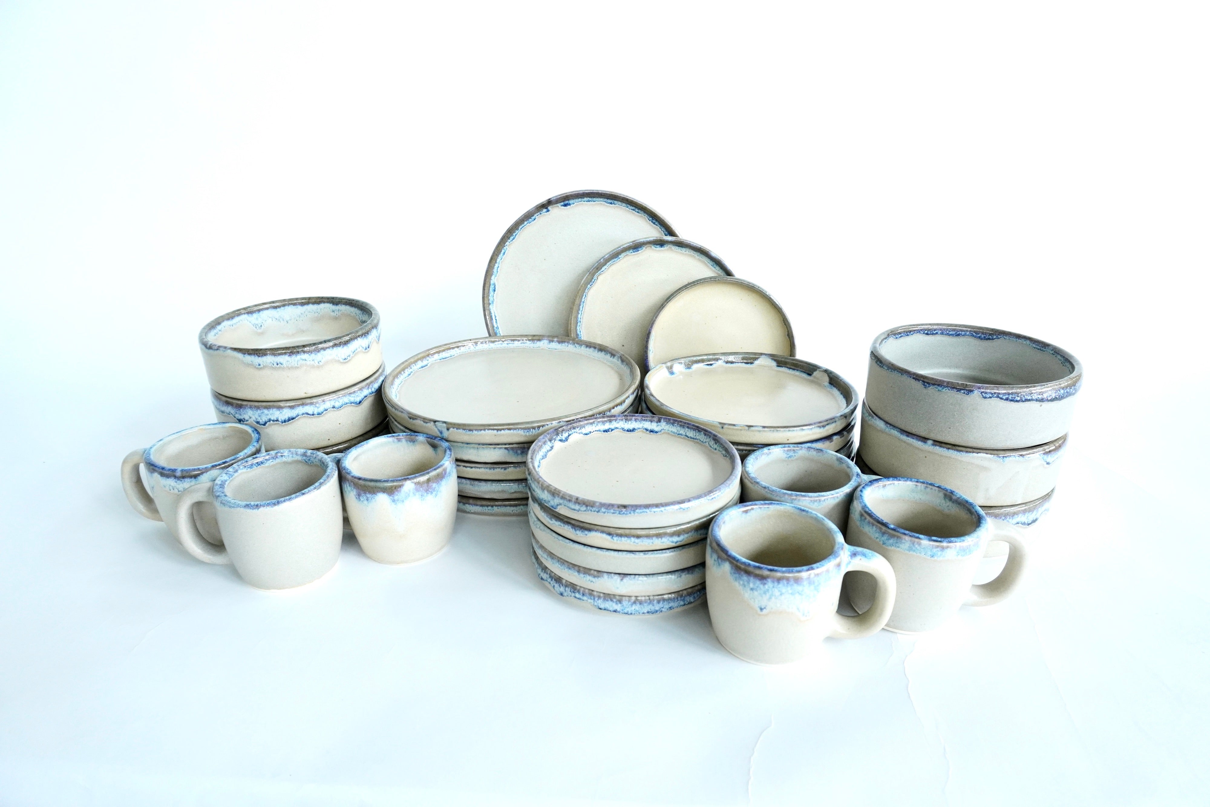 Arena blanca con orilla iris | Set de vajilla línea rústica 30 piezas para 6 personas