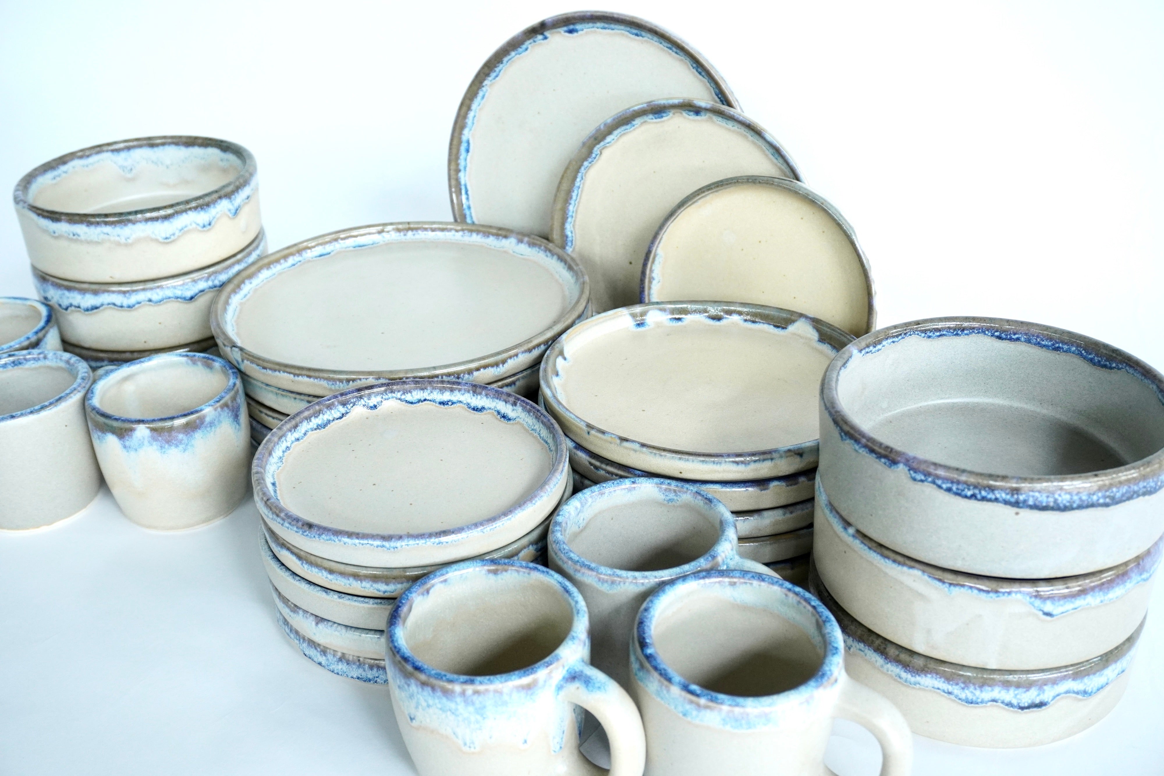Arena blanca con orilla iris | Set de vajilla línea rústica 30 piezas para 6 personas