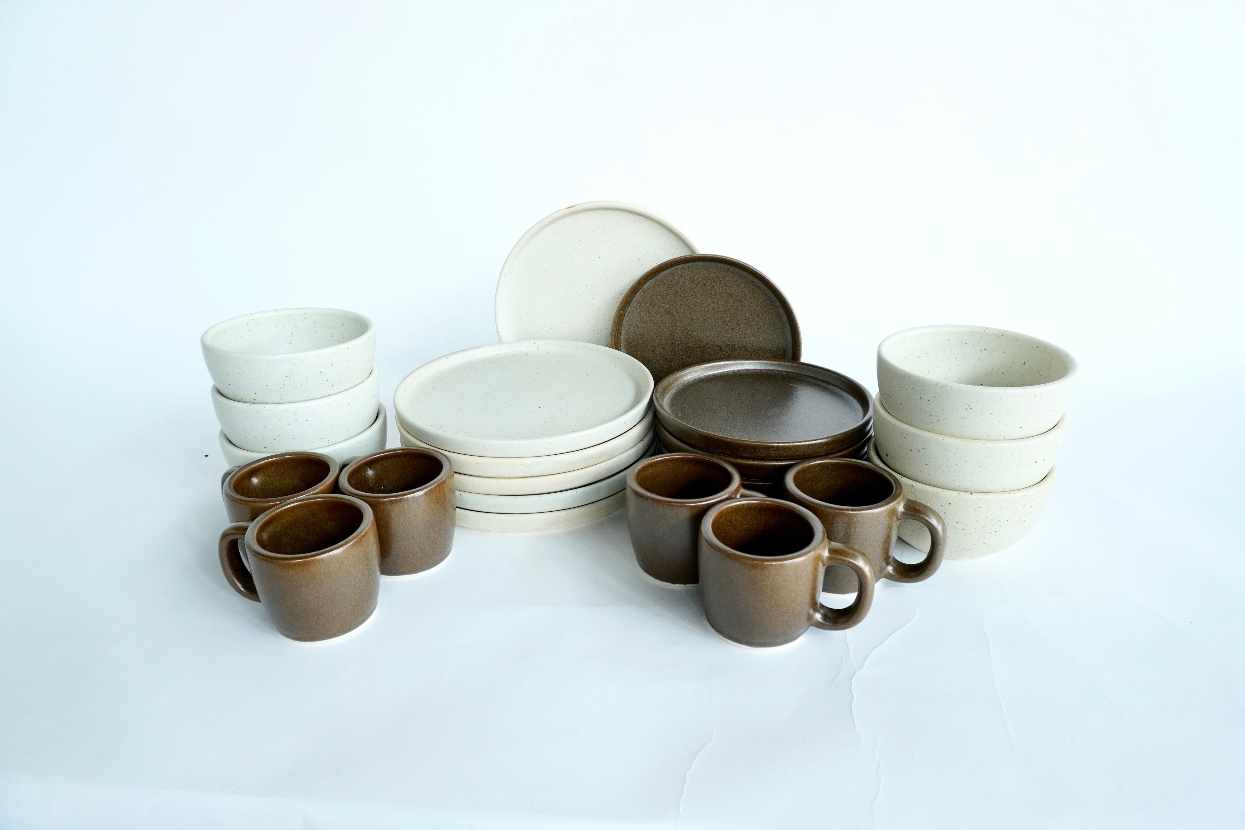 Arena blanca & Café mate | Set de vajilla línea rústica para 6 personas (con tazas tarro de 12 oz)