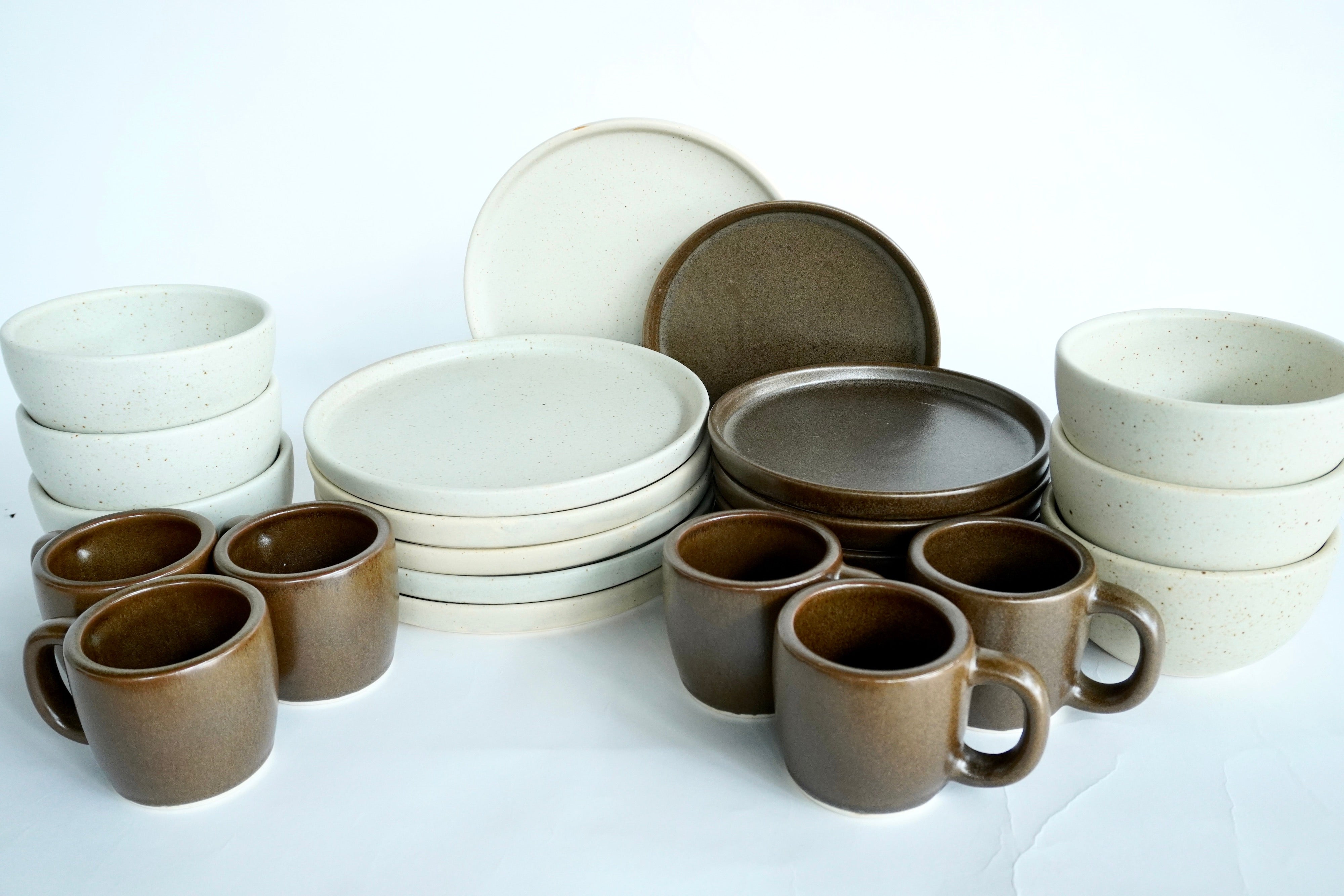 Arena blanca & Café mate | Set de vajilla línea rústica para 6 personas (con tazas tarro de 12 oz)
