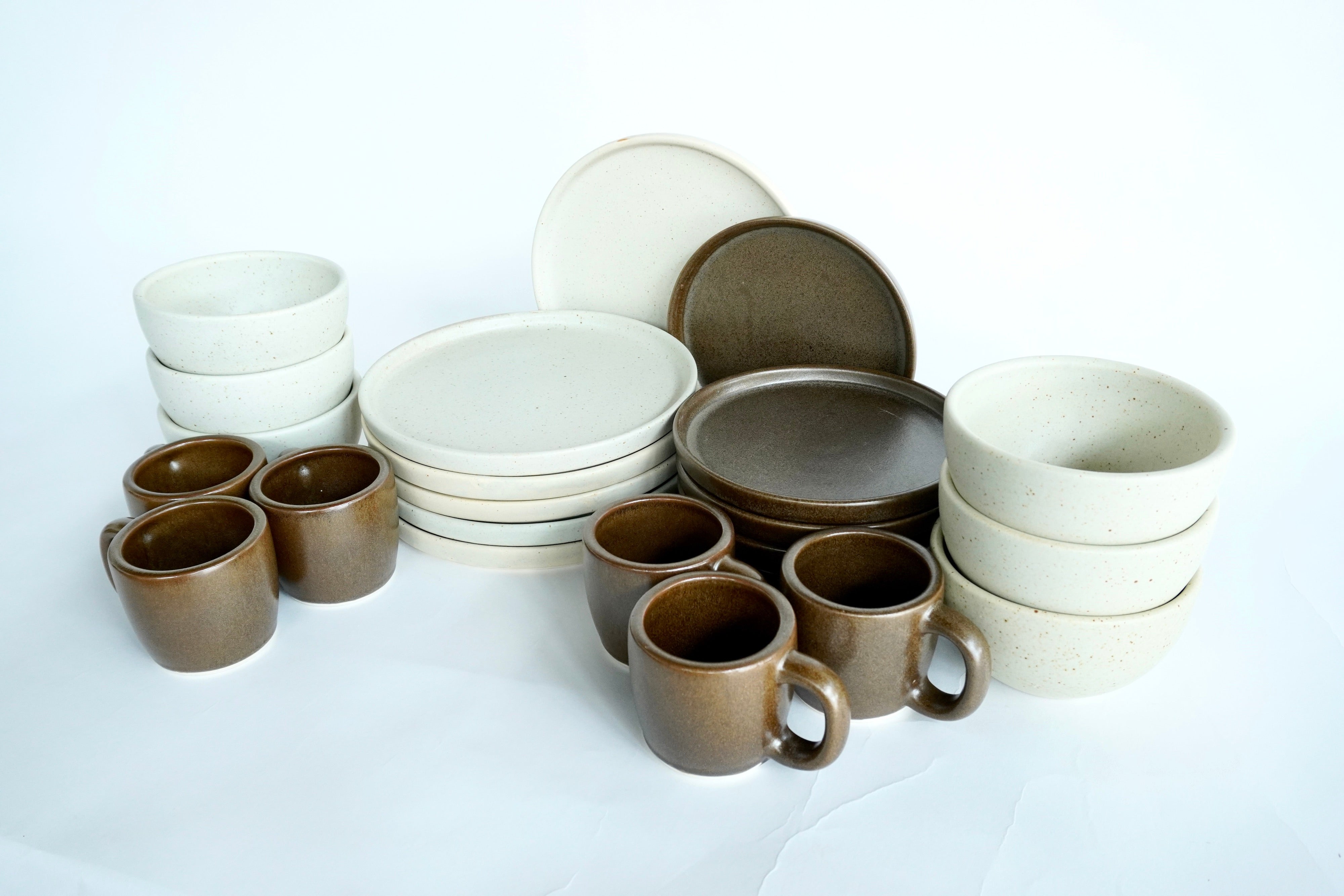 Arena blanca & Café mate | Set de vajilla línea rústica para 6 personas (con tazas tarro de 12 oz)