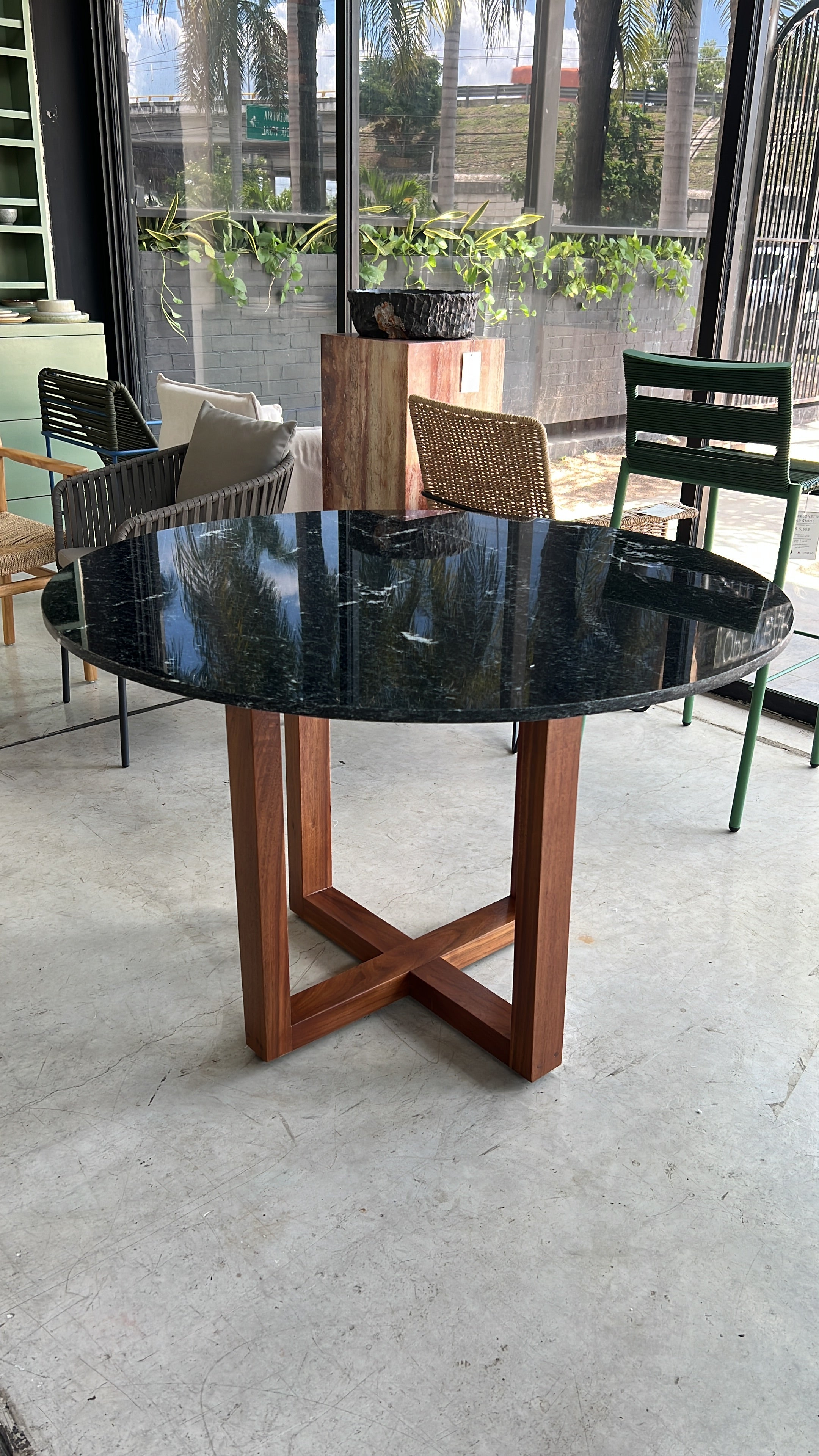 Comedor Circular 1.15 M de Diámetro | Granito Vía Láctea Pulido y Brillado Con Base de Madera Tzalam (Sólo Disponible en Mérida, Yucatán📍)