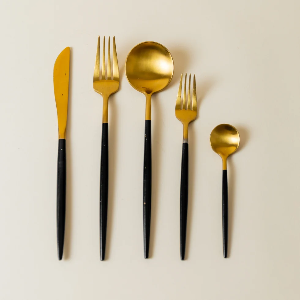 Black & gold matte | Cubiertos skinny 5 piezas por servicio