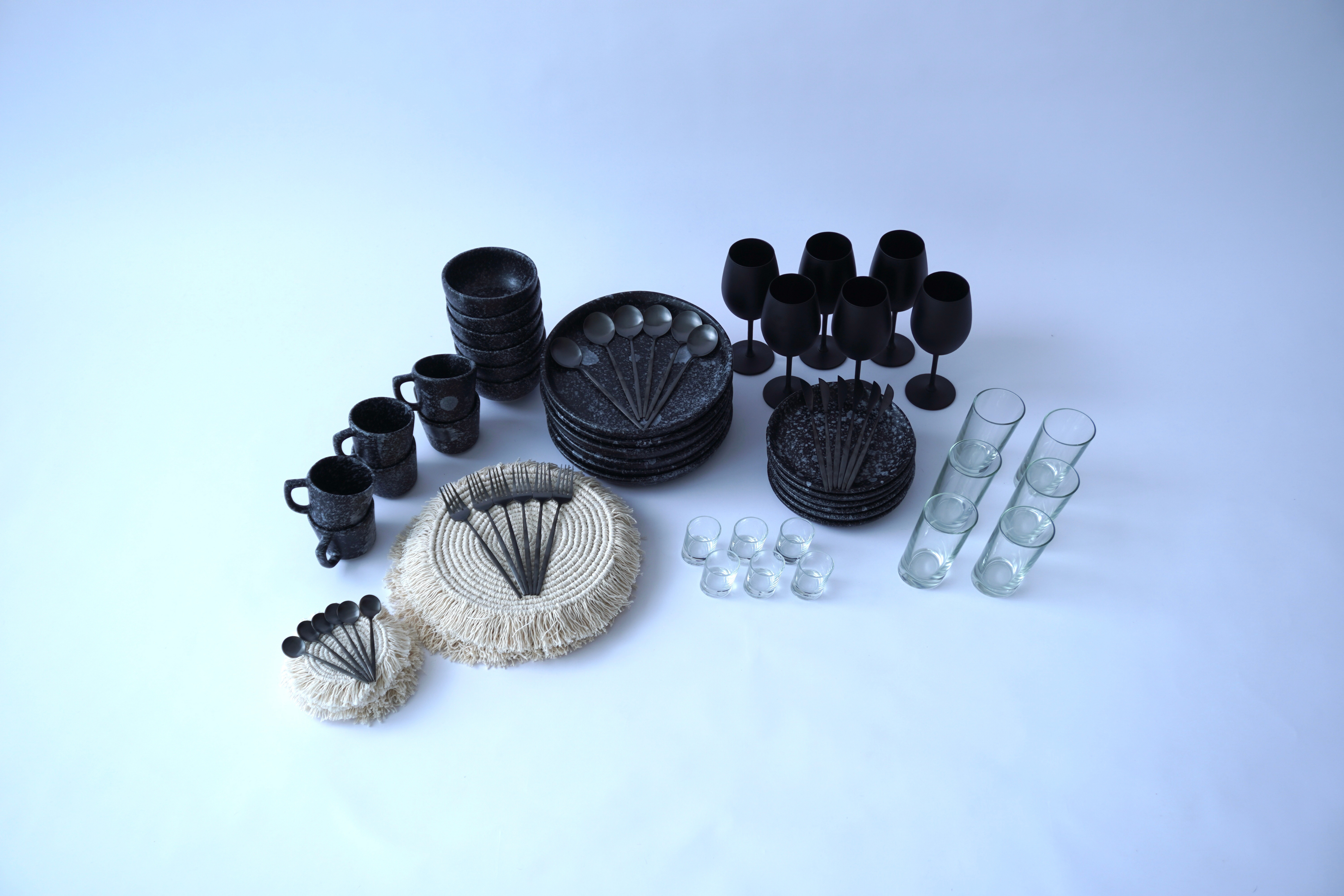 IMPERIAL Full Set Vajilla Black Dotted Trapezoidal Ft. Cubiertos Skinny Black Ft. Copas Negro Mate Ft. Manteles & Portavasos Perla Ft. Vasos & Tequileros 4Grados Set para 6 Personas