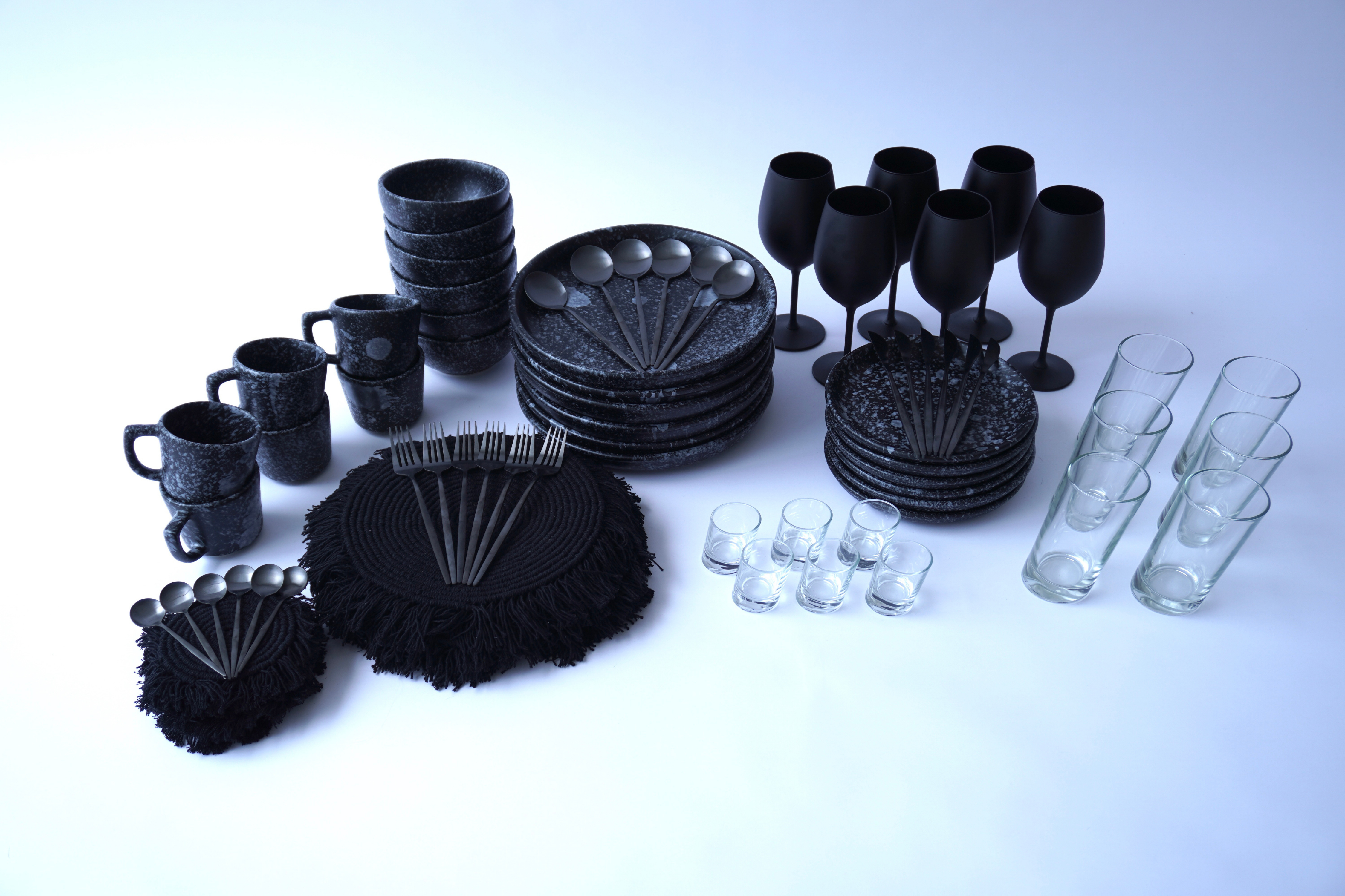 IMPERIAL Full Set Vajilla Black Dotted Trapezoidal Ft. Cubiertos Skinny Black Ft. Copas Negro Mate Ft. Manteles & Portavasos Black Out Ft. Vasos & Tequileros 4Grados Set para 6 Personas