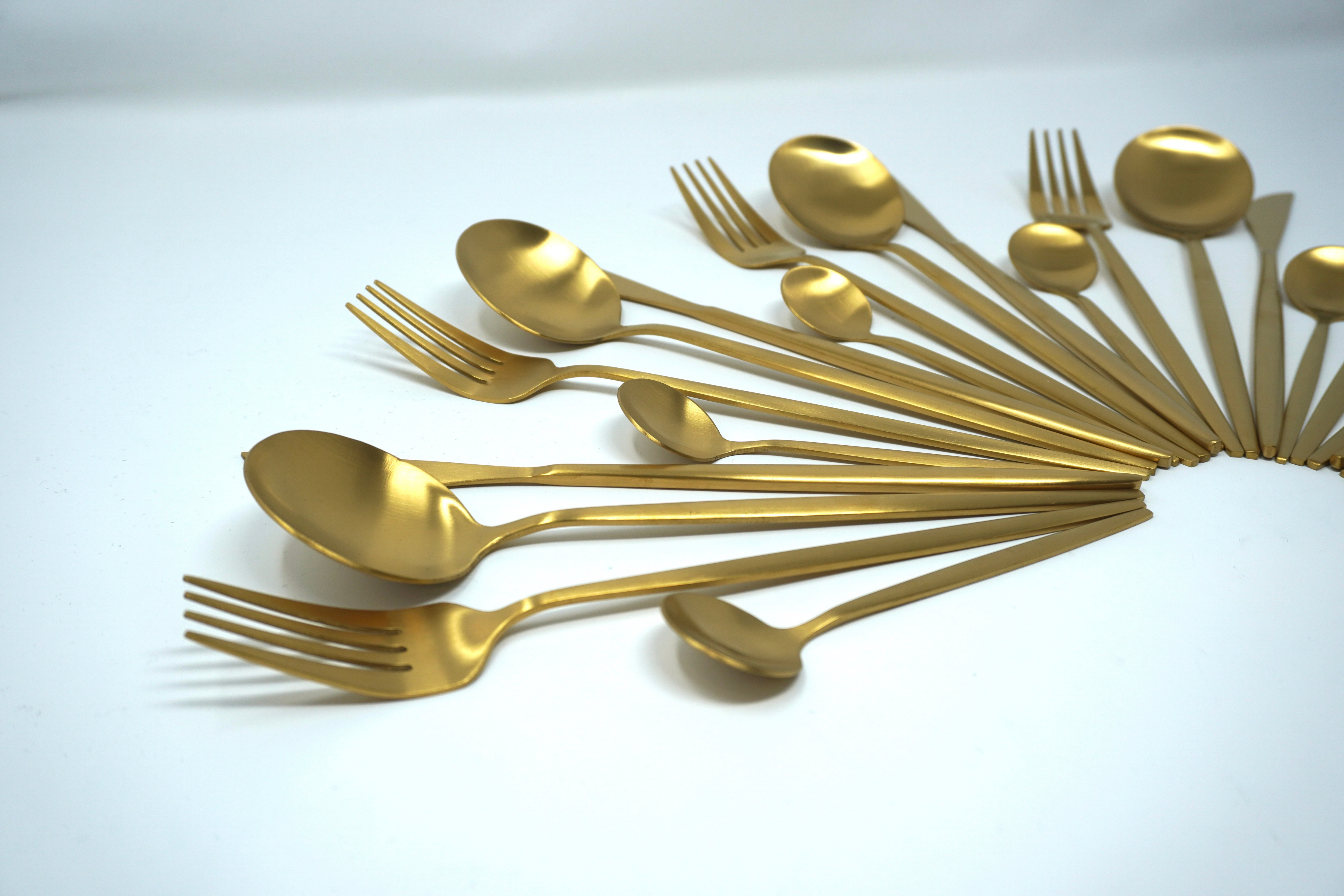Gold matte | Cubiertos skinny para 6 personas