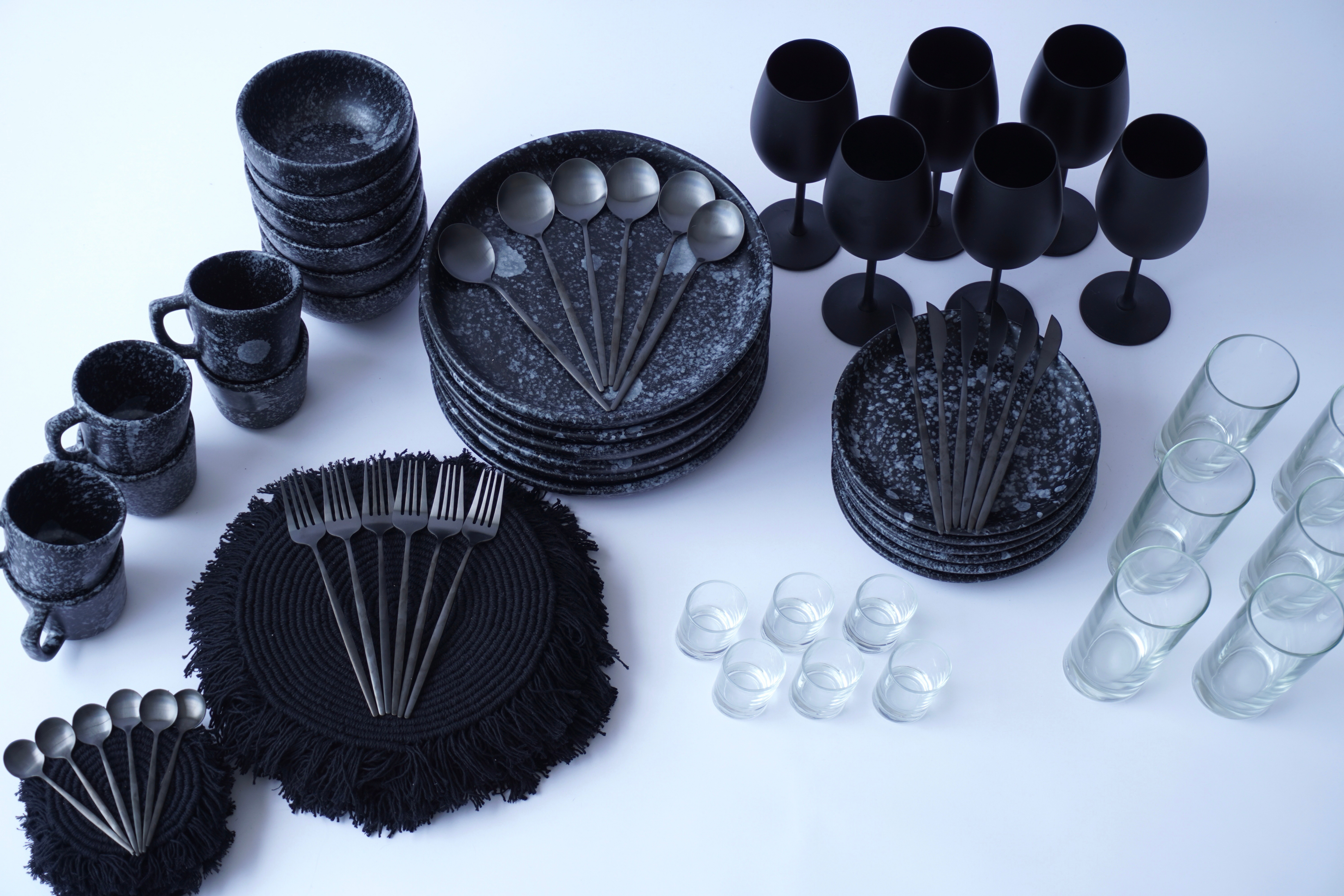 IMPERIAL Full Set Vajilla Black Dotted Trapezoidal Ft. Cubiertos Skinny Black Ft. Copas Negro Mate Ft. Manteles & Portavasos Black Out Ft. Vasos & Tequileros 4Grados Set para 6 Personas