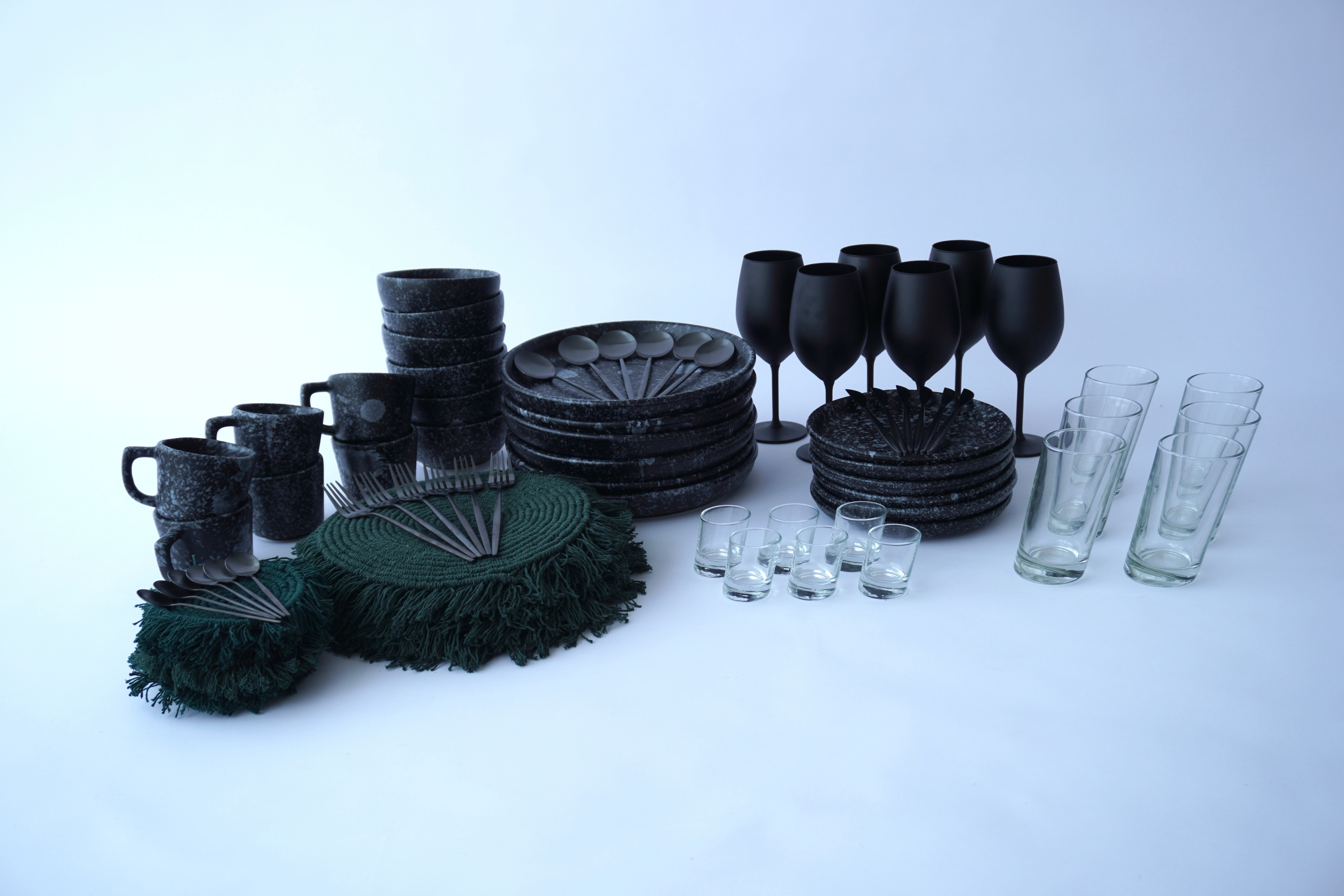 IMPERIAL Full Set Vajilla Black Dotted Trapezoidal Ft. Cubiertos Skinny Black Ft. Copas Negro Mate Ft. Manteles & Portavasos Olivo Ft. Vasos & Tequileros 4Grados Set para 6 Personas