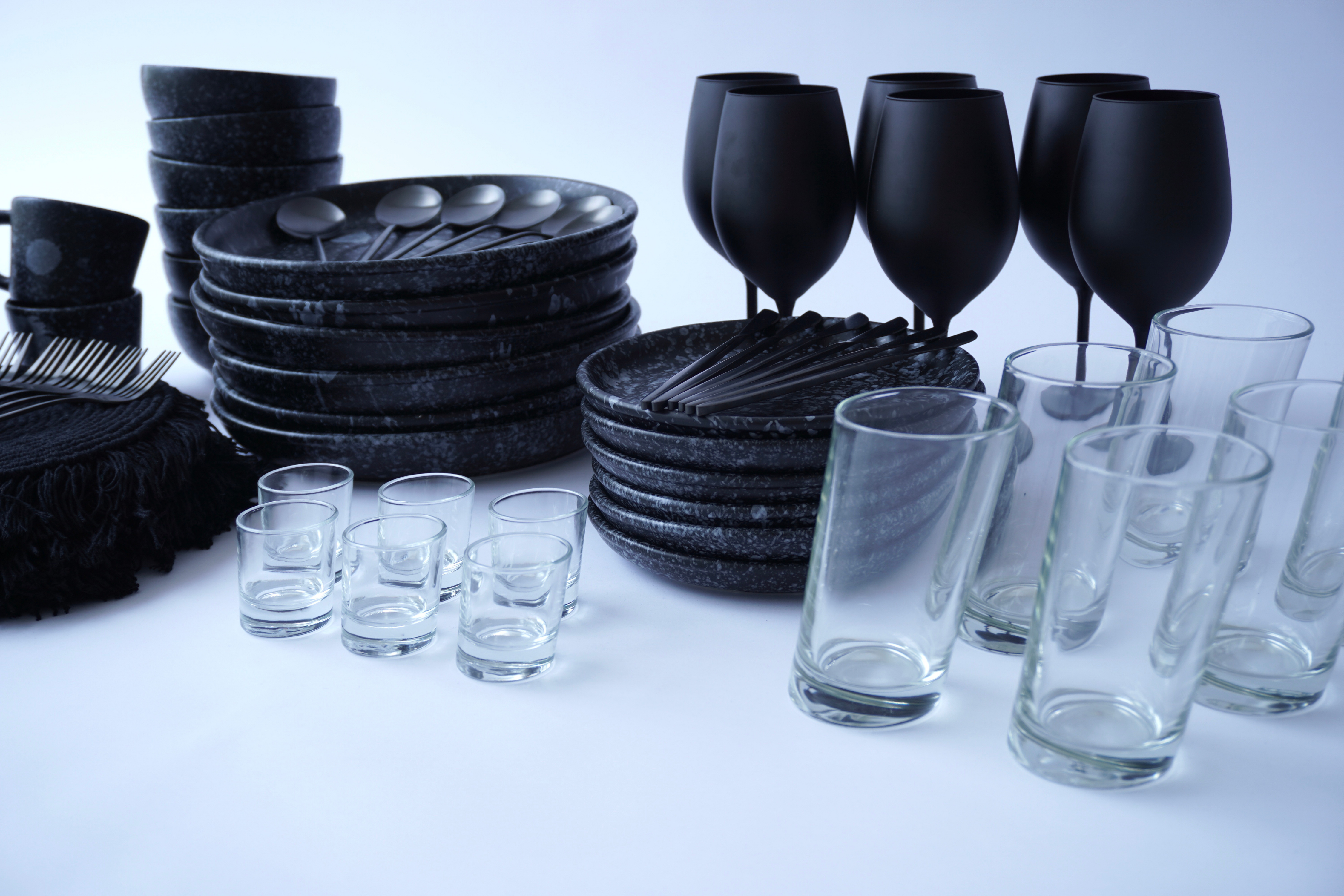 IMPERIAL Full Set Vajilla Black Dotted Trapezoidal Ft. Cubiertos Skinny Black Ft. Copas Negro Mate Ft. Manteles & Portavasos Black Out Ft. Vasos & Tequileros 4Grados Set para 6 Personas