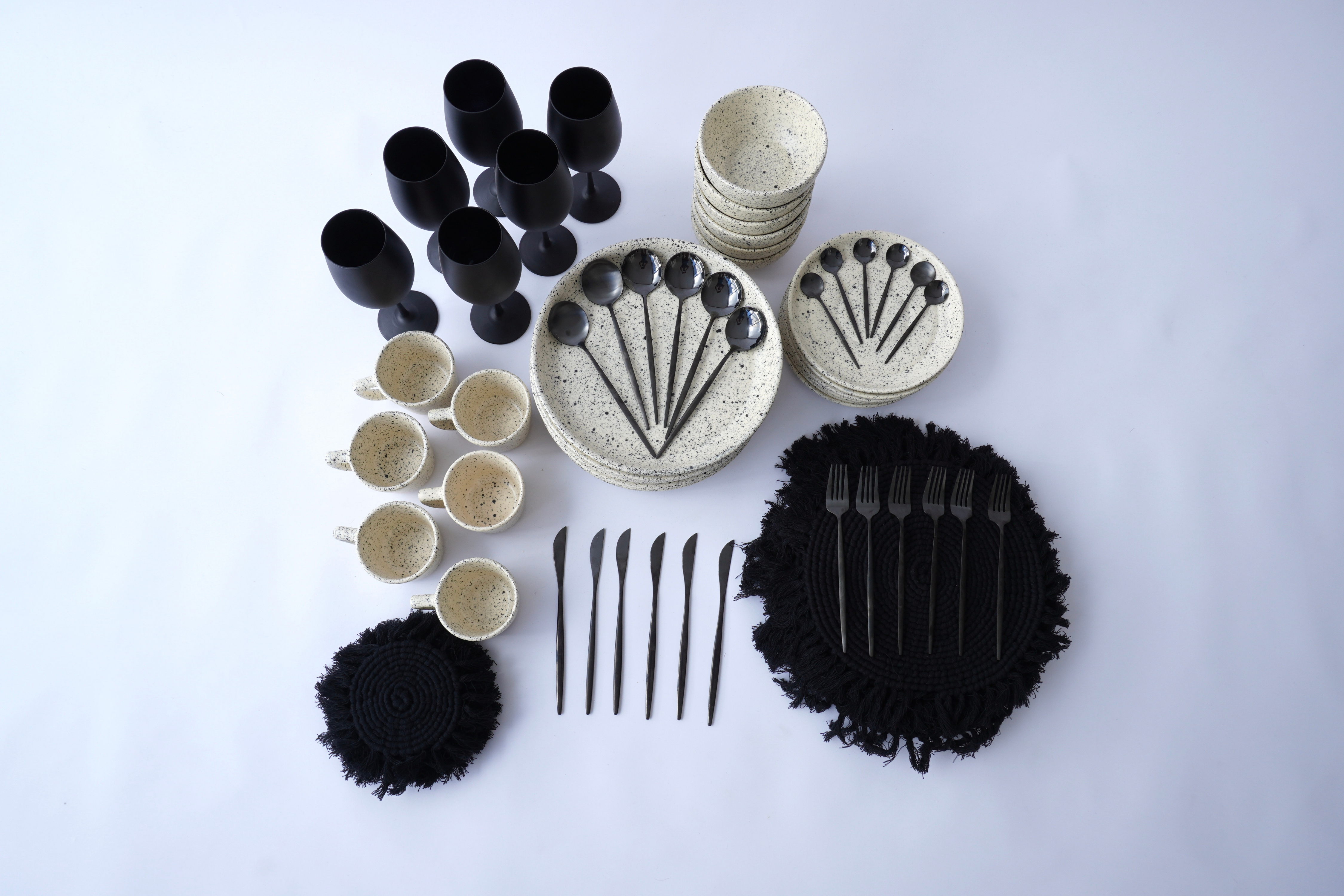 Tulum mate | Set imperial vajilla línea clásica con copas negro mate, cubiertos, manteles y portavasos para 6 personas