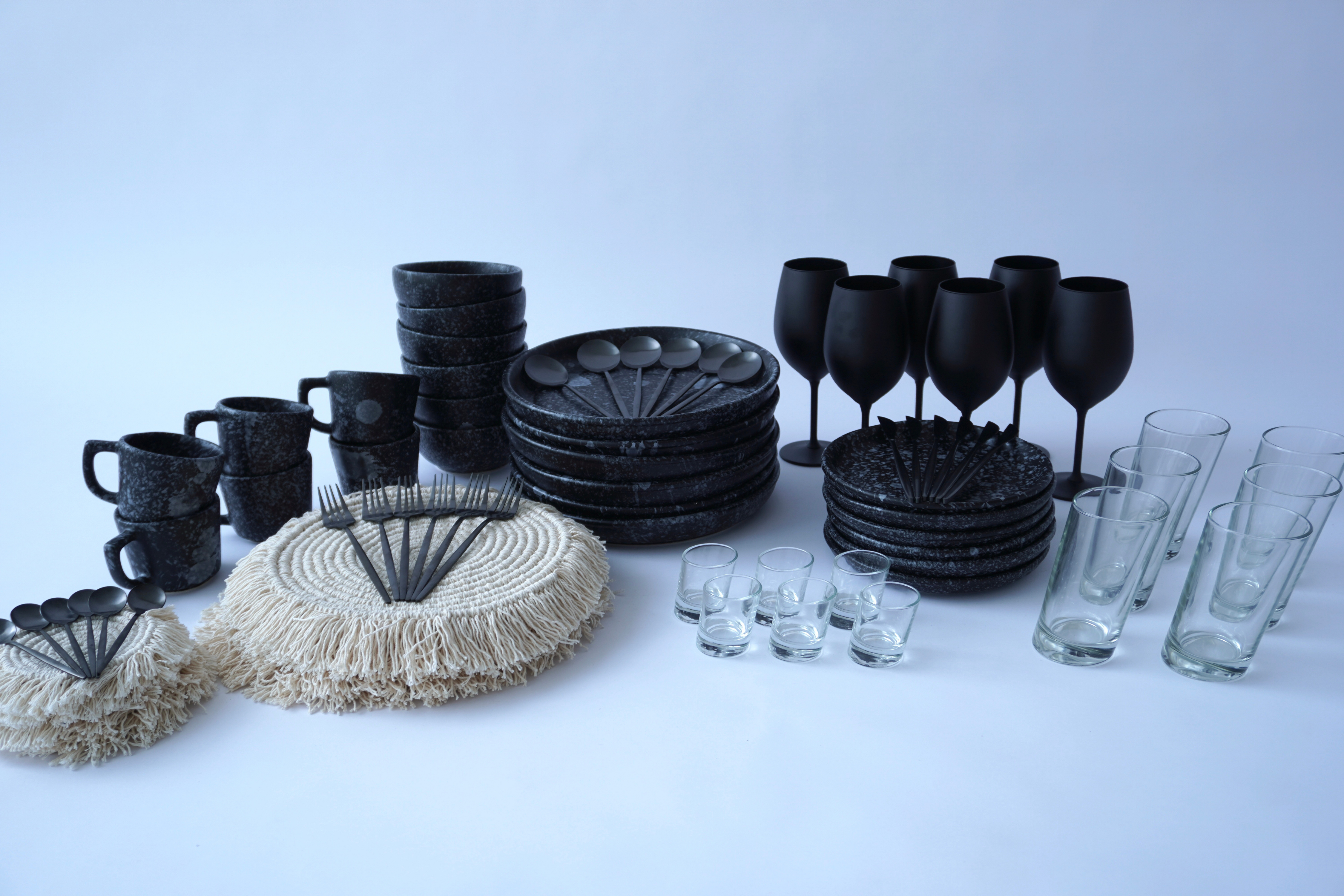 IMPERIAL Full Set Vajilla Black Dotted Trapezoidal Ft. Cubiertos Skinny Black Ft. Copas Negro Mate Ft. Manteles & Portavasos Perla Ft. Vasos & Tequileros 4Grados Set para 6 Personas
