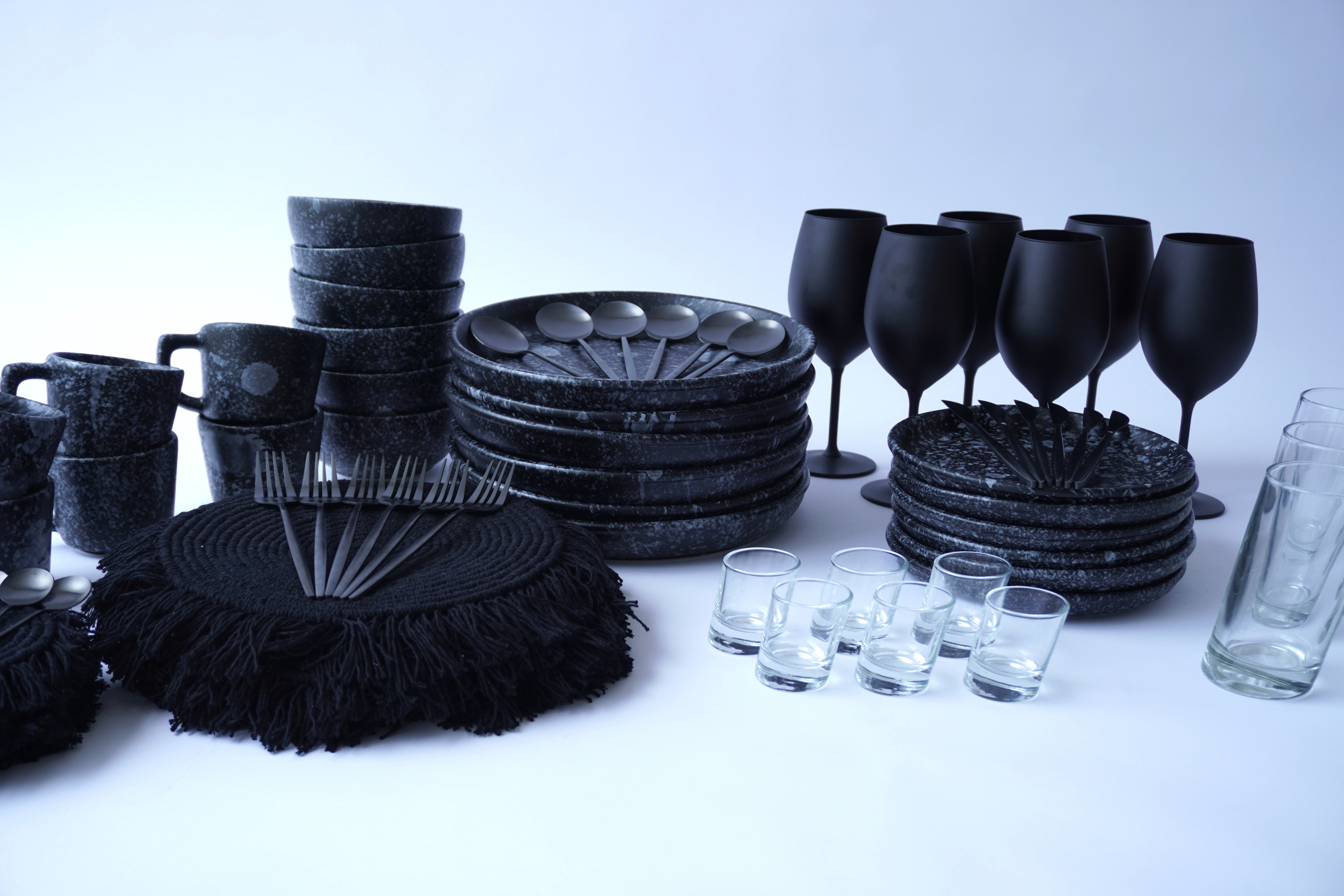 IMPERIAL Full Set Vajilla Black Dotted Trapezoidal Ft. Cubiertos Skinny Black Ft. Copas Negro Mate Ft. Manteles & Portavasos Black Out Ft. Vasos & Tequileros 4Grados Set para 6 Personas