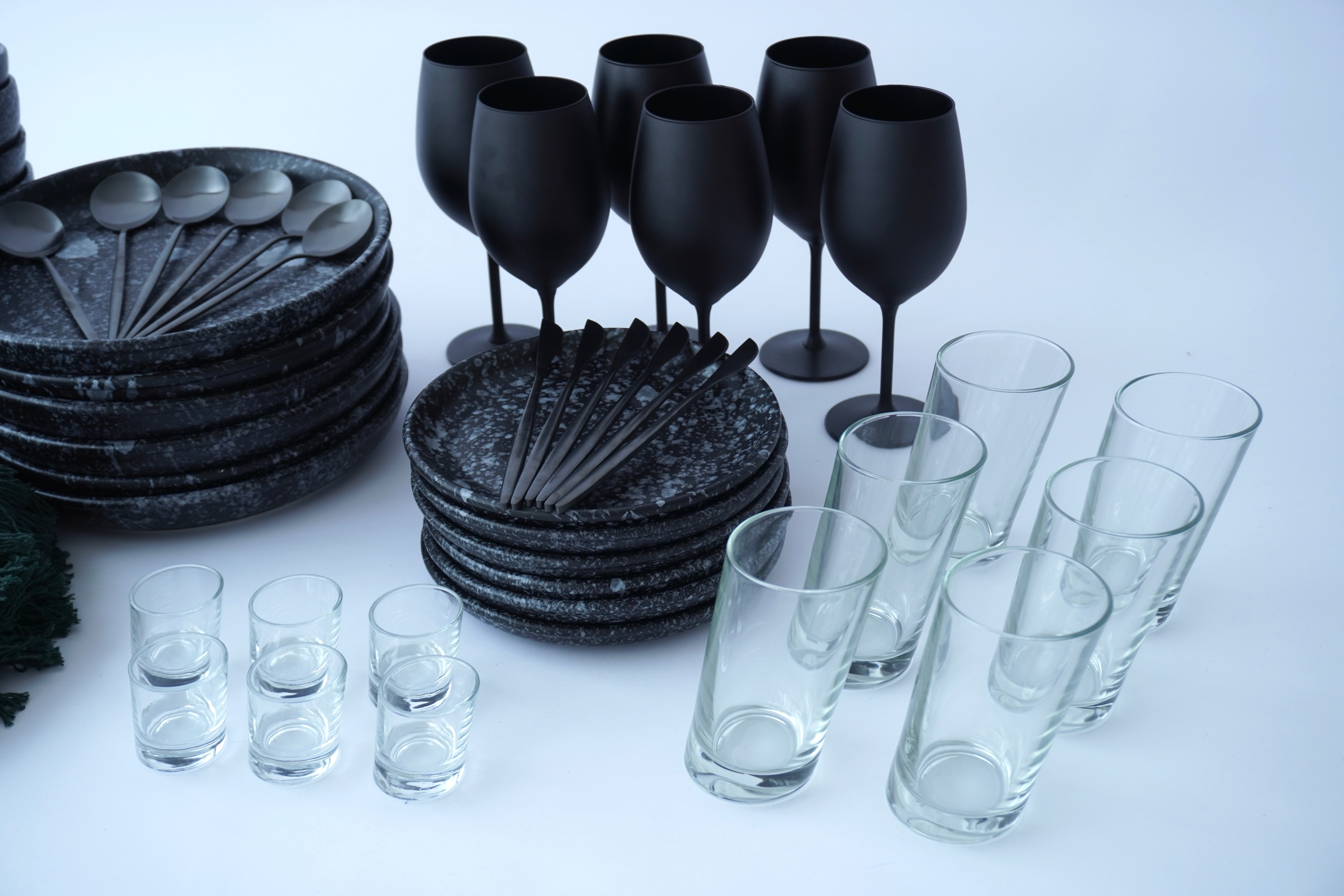IMPERIAL Full Set Vajilla Black Dotted Trapezoidal Ft. Cubiertos Skinny Black Ft. Copas Negro Mate Ft. Manteles & Portavasos Olivo Ft. Vasos & Tequileros 4Grados Set para 6 Personas