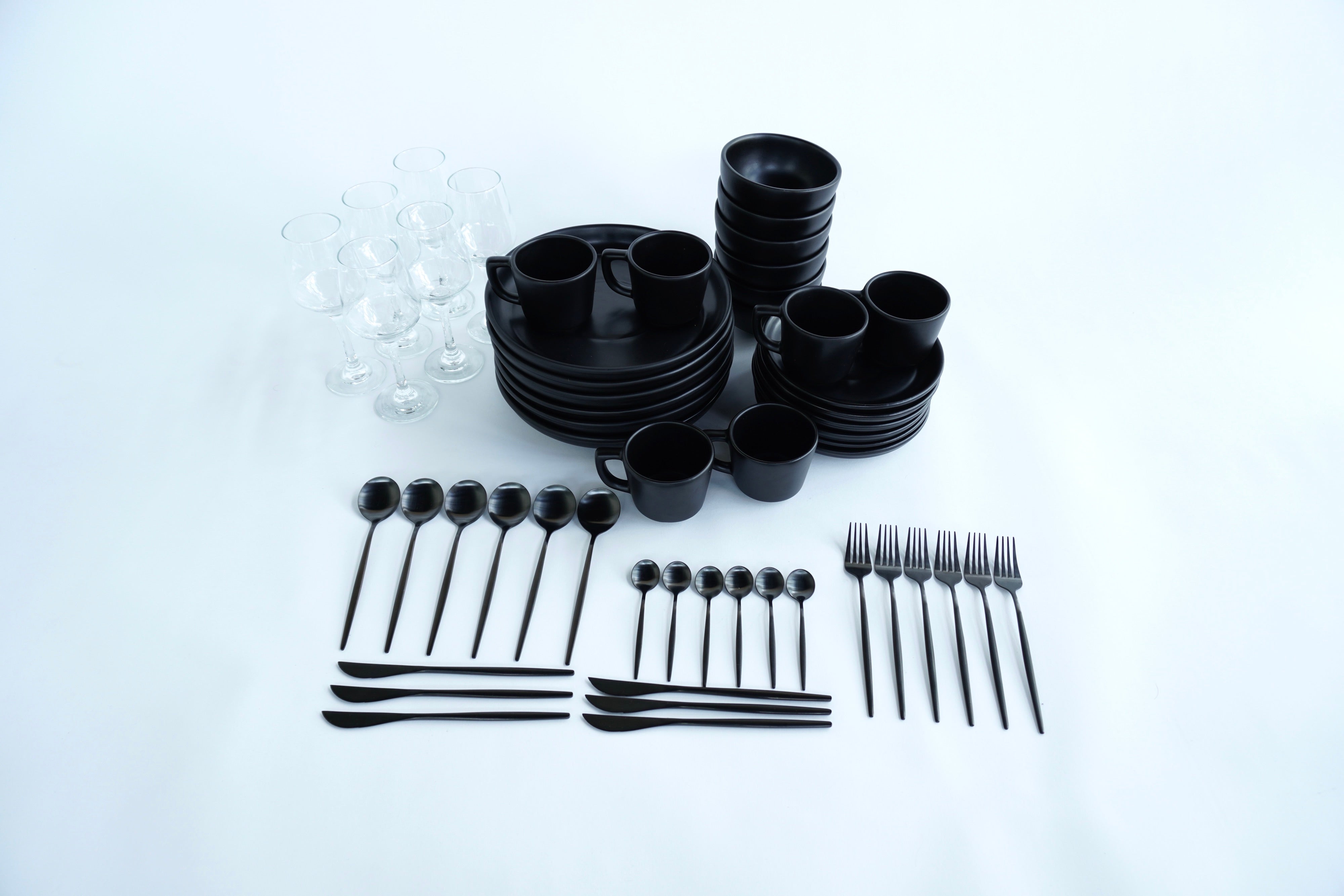Full Set Vajilla Black Out Trapezoidal Con Pared Ft. Cubiertos Skinny Black Ft. Copas Clásicas 12 Oz Set para 6 Personas