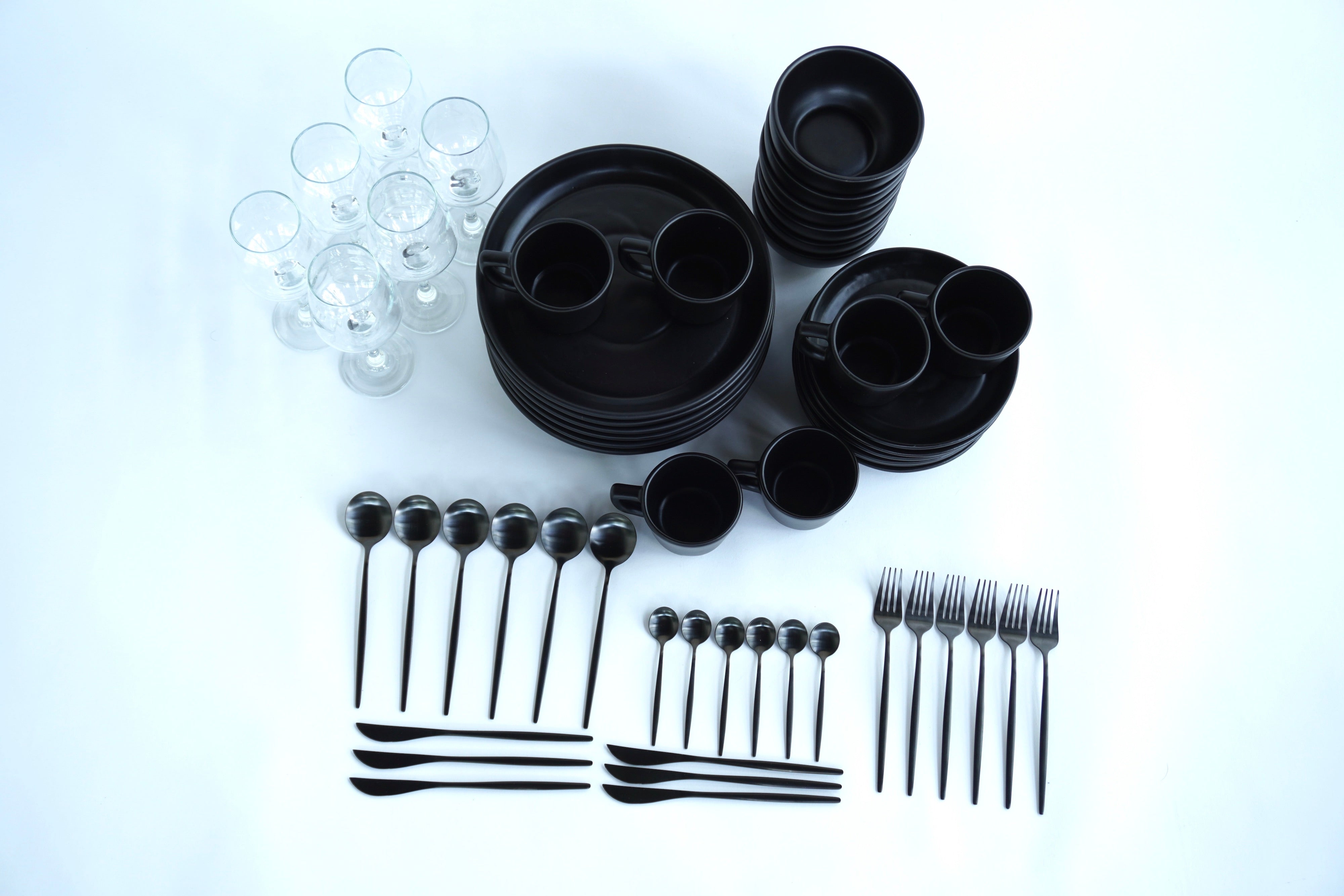 Full Set Vajilla Black Out Trapezoidal Con Pared Ft. Cubiertos Skinny Black Ft. Copas Clásicas 12 Oz Set para 6 Personas