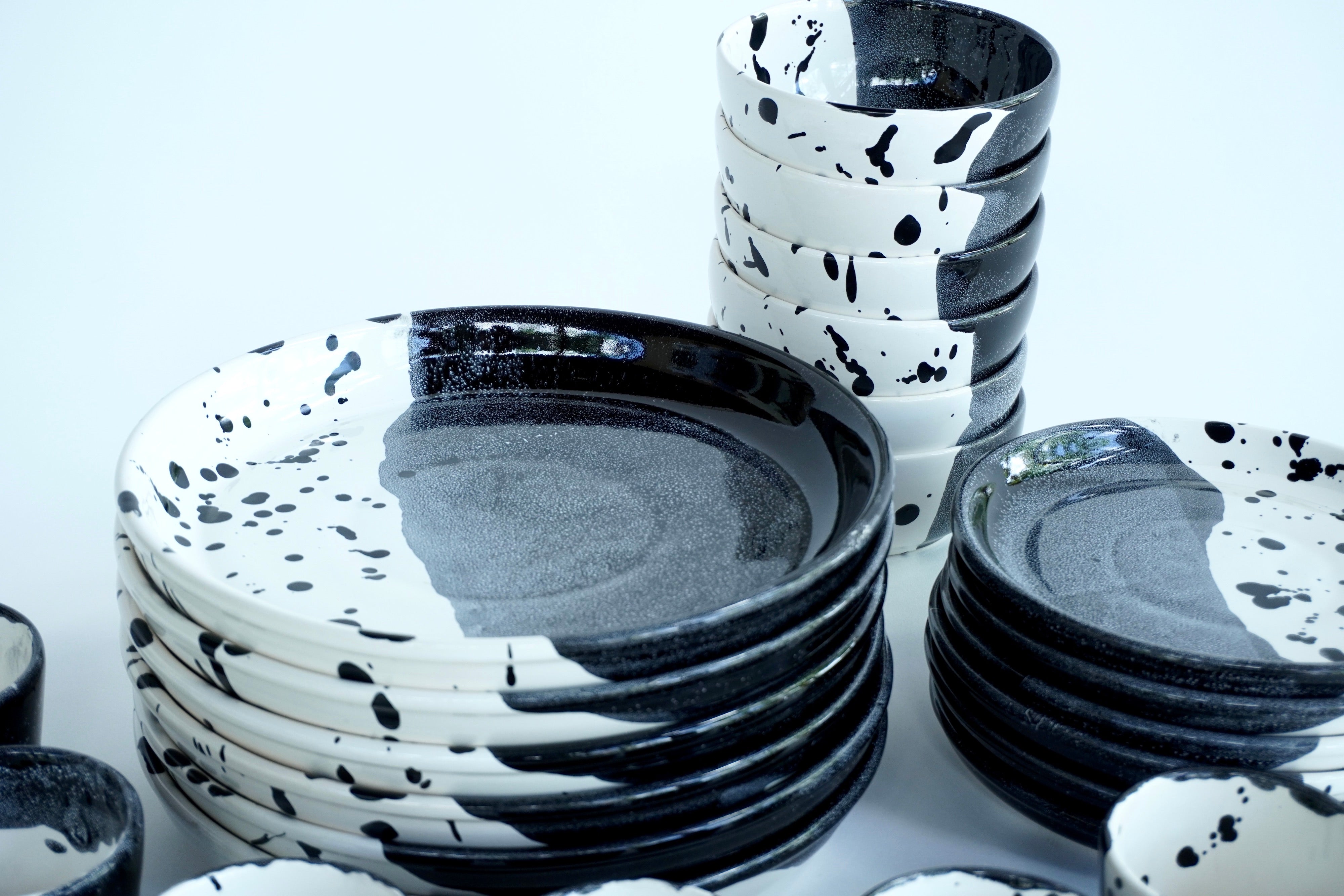 Tinta negra brillante | Set de vajilla línea clásica para 6 personas