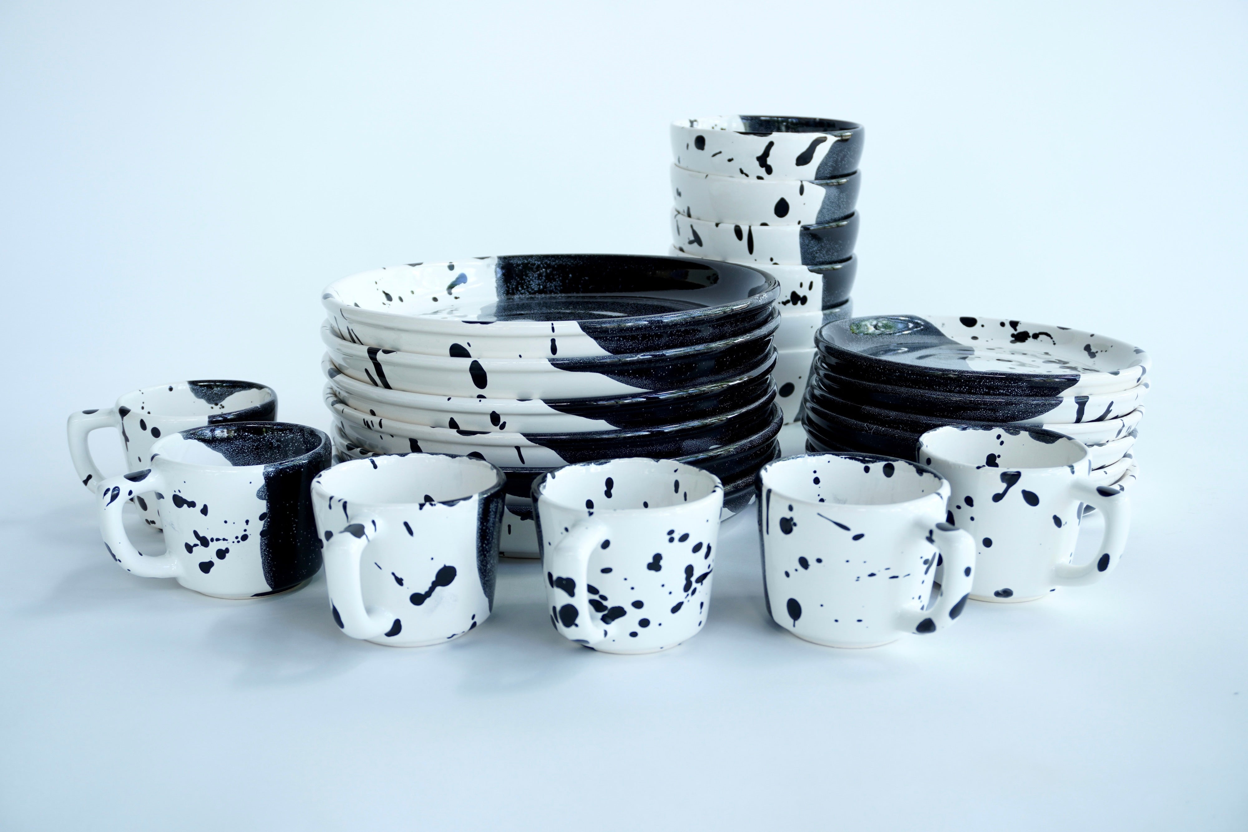 Tinta negra brillante | Set de vajilla línea clásica para 6 personas