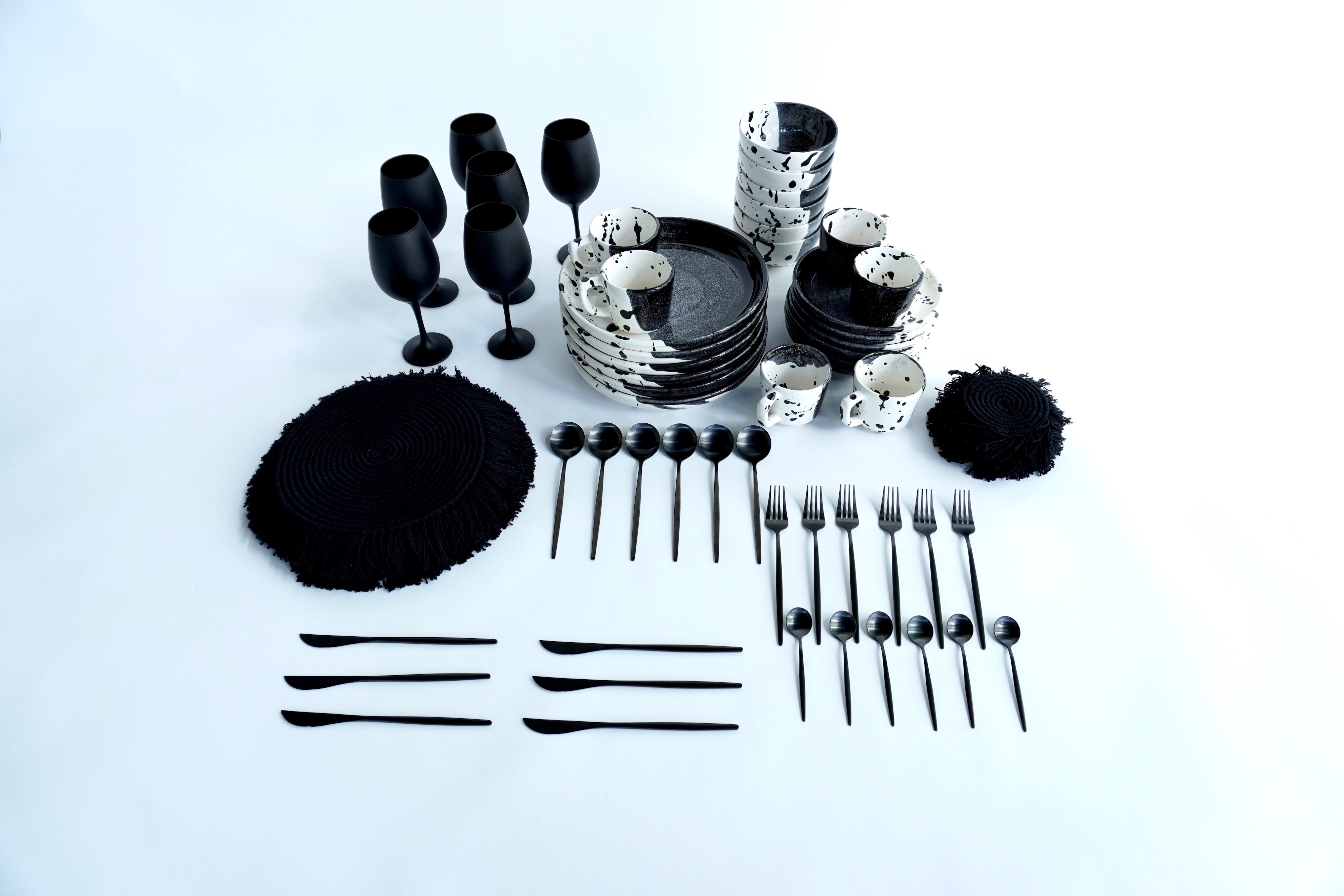 Tinta negra brillante | Set imperial vajilla línea clásica con copas negro mate, cubiertos, manteles y portavasos para 6 personas