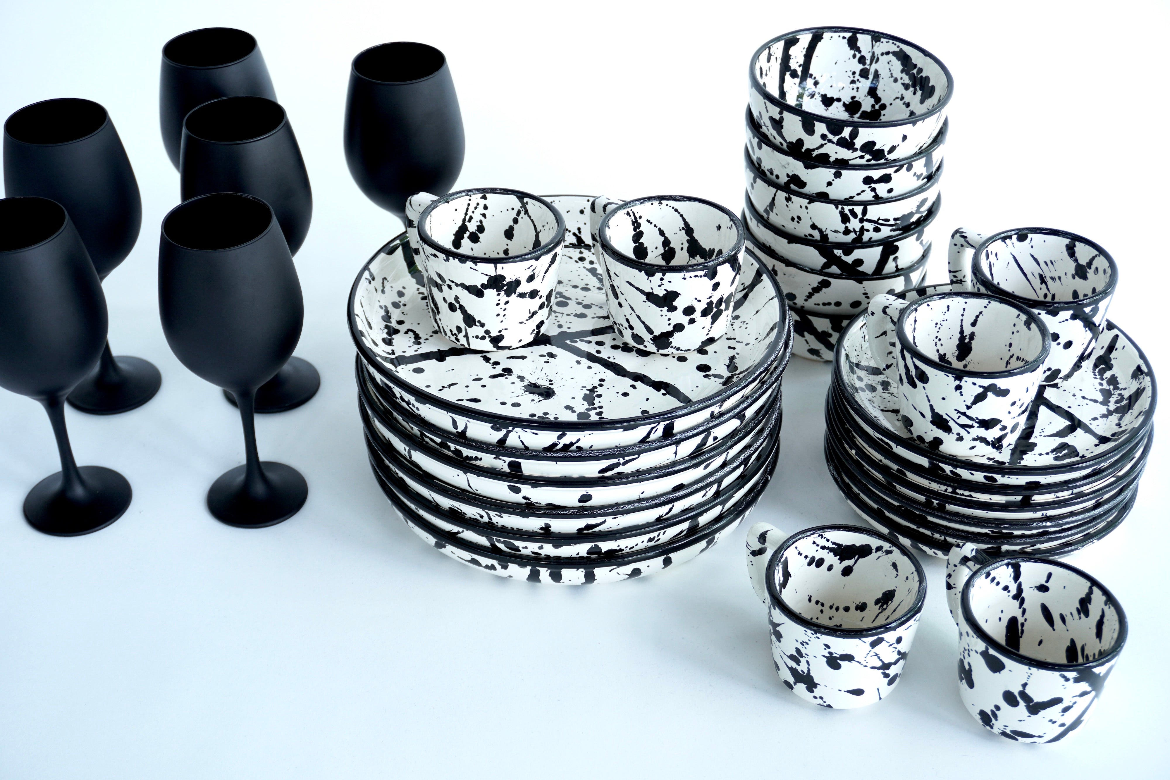 Negro maya brillante | Set de vajilla línea clásica con copas negro mate para 6 personas