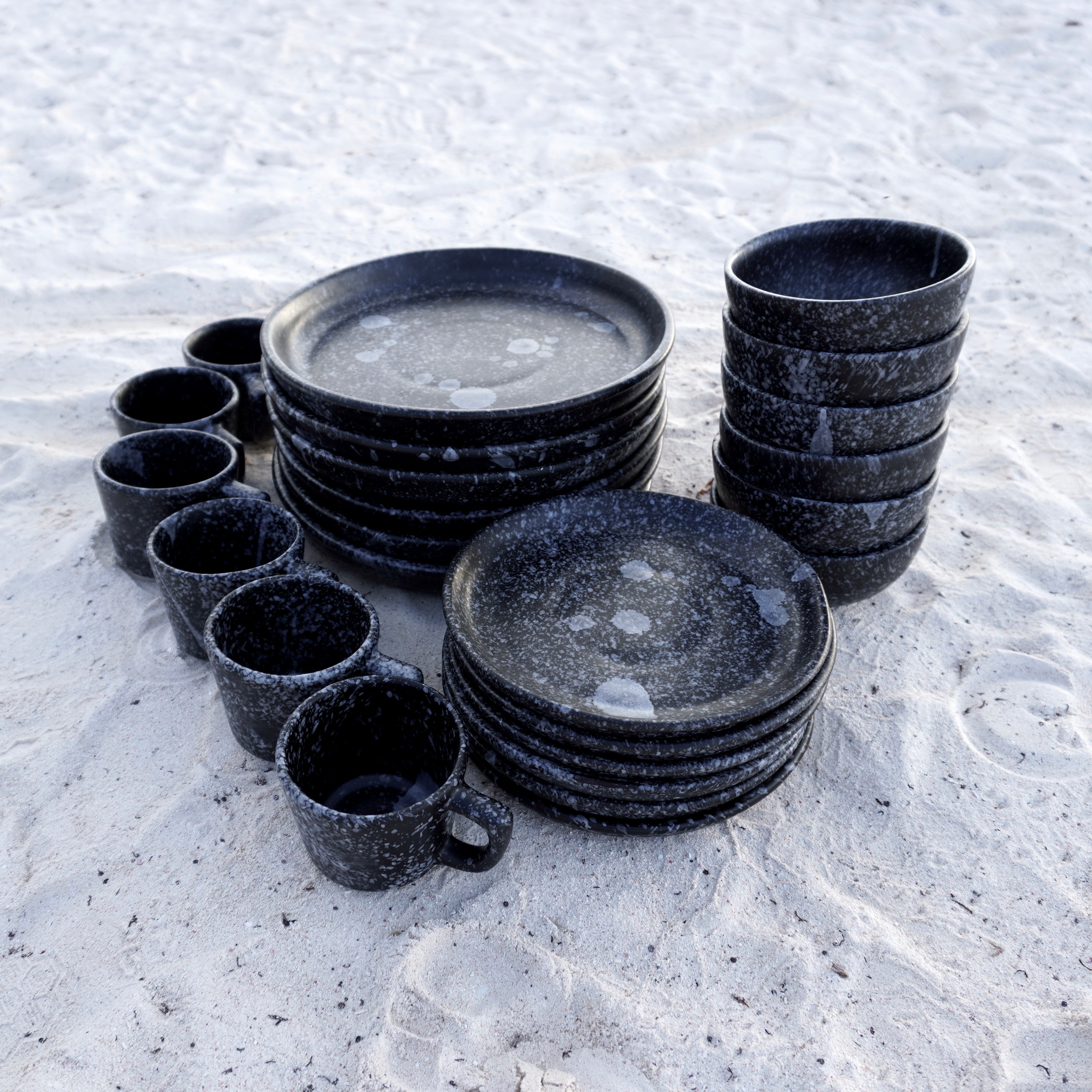 Black dotted mate | Set de vajilla línea clásica para 6 personas