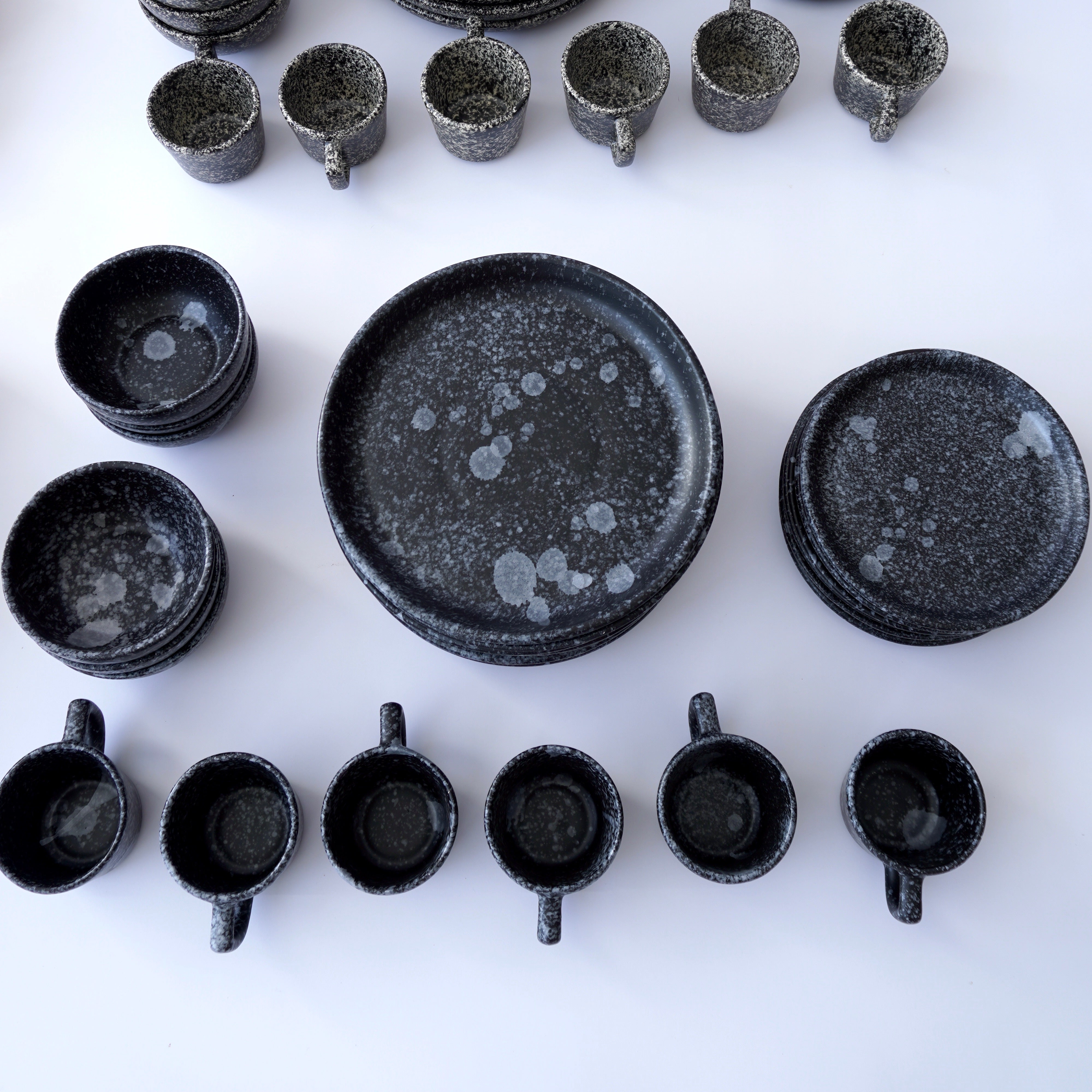 Black dotted mate | Set de vajilla línea clásica para 6 personas