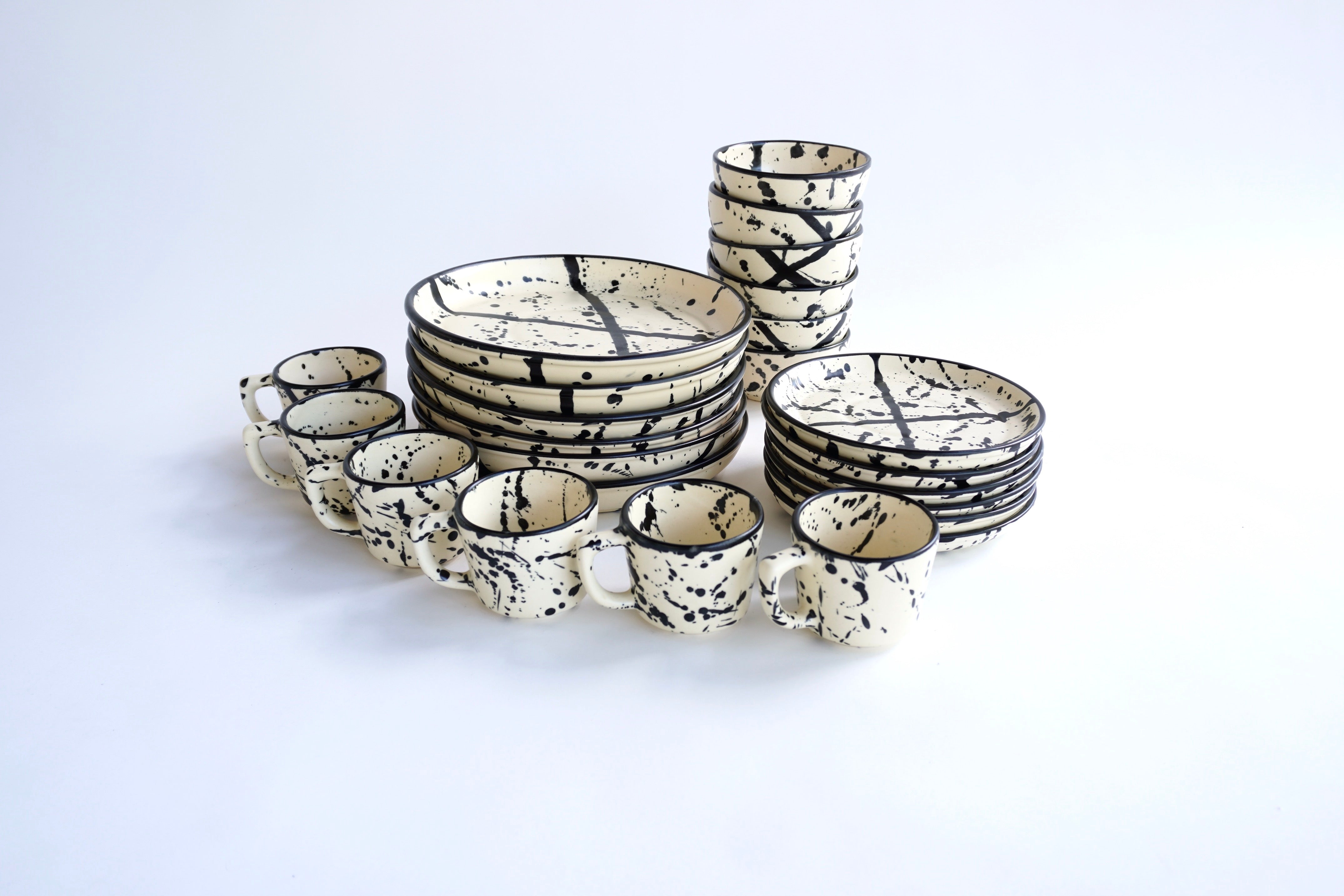 Negro maya mate | Set de vajilla línea clásica para 6 personas