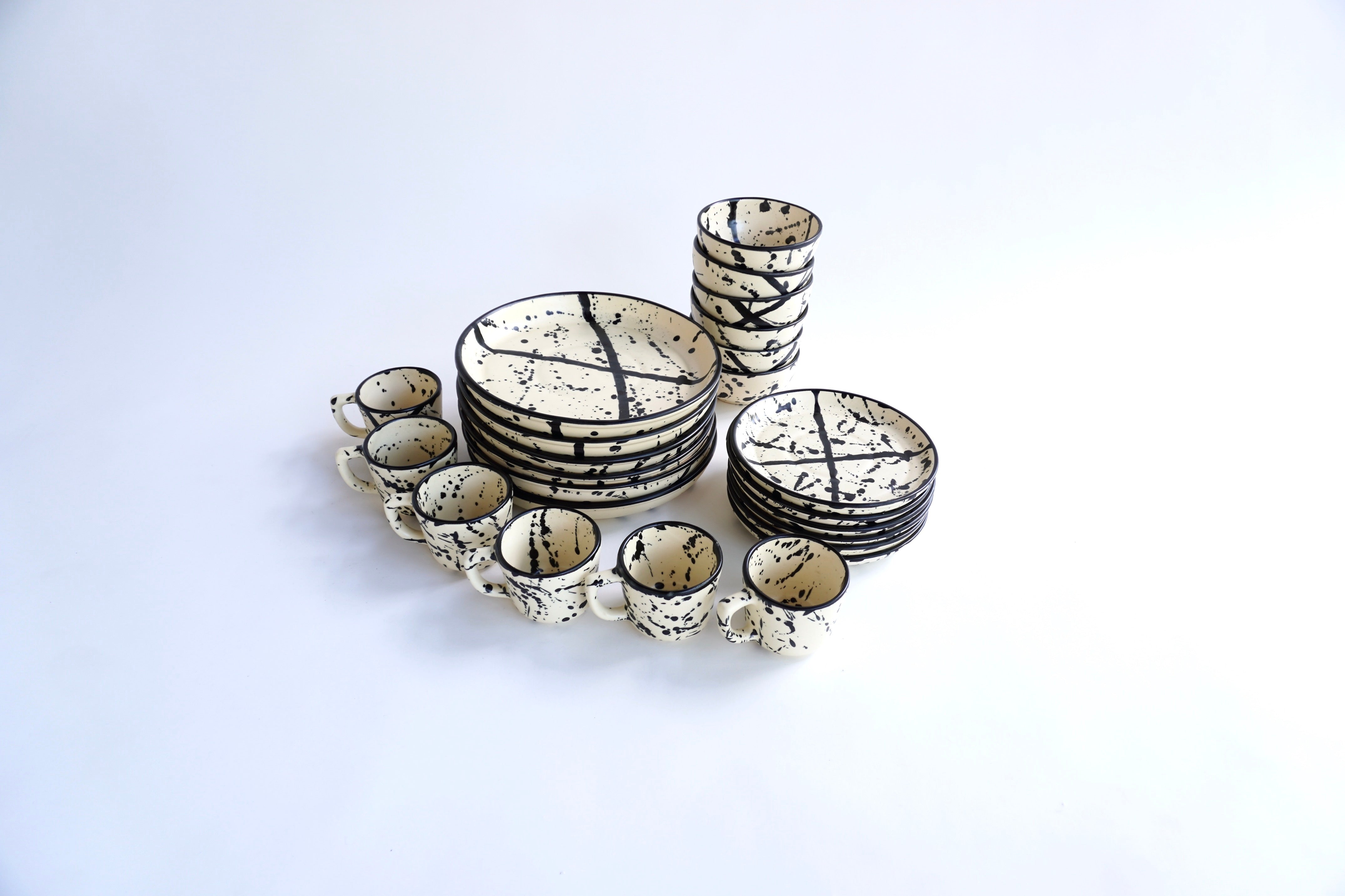 Negro maya mate | Set de vajilla línea clásica para 6 personas