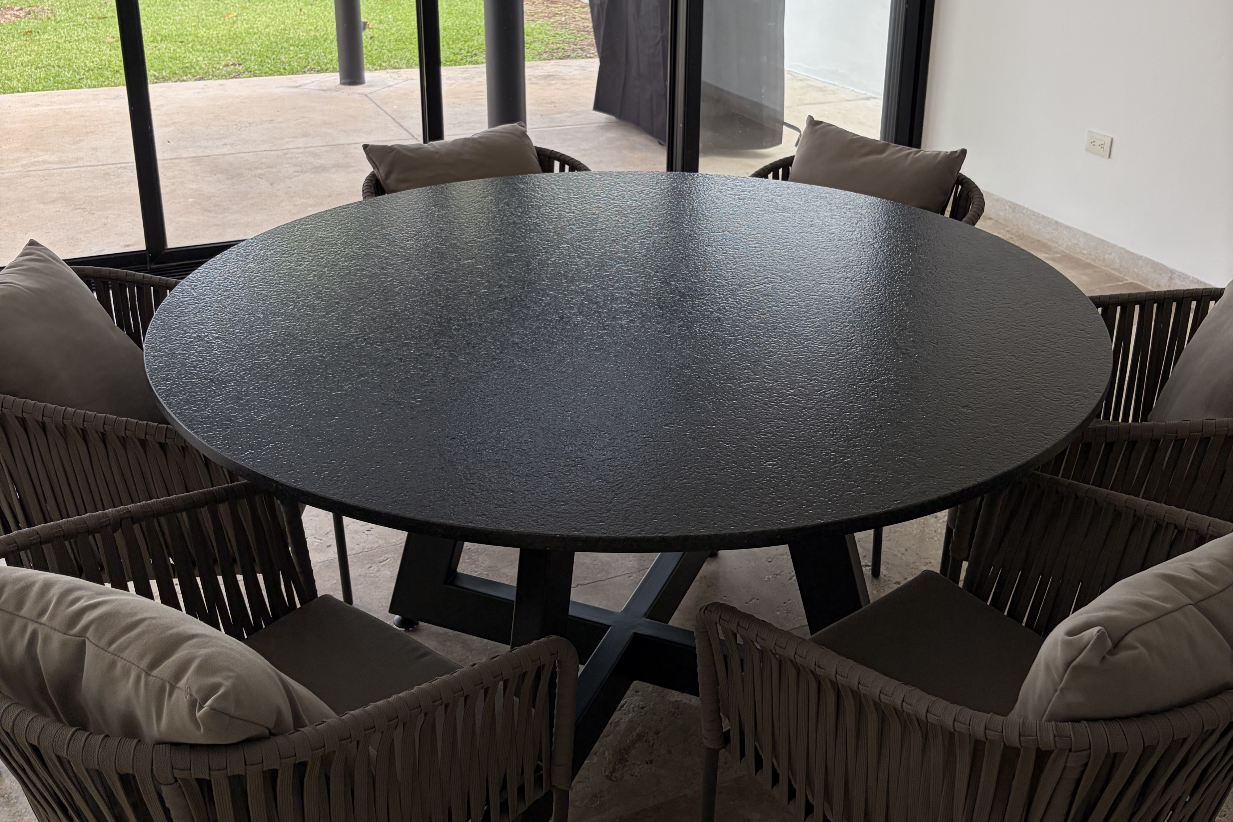 Comedor Circular 1.50 M de Diámetro | Granito Negro San Gabriel Leather (Sólo Disponible en Mérida, Yucatán📍)