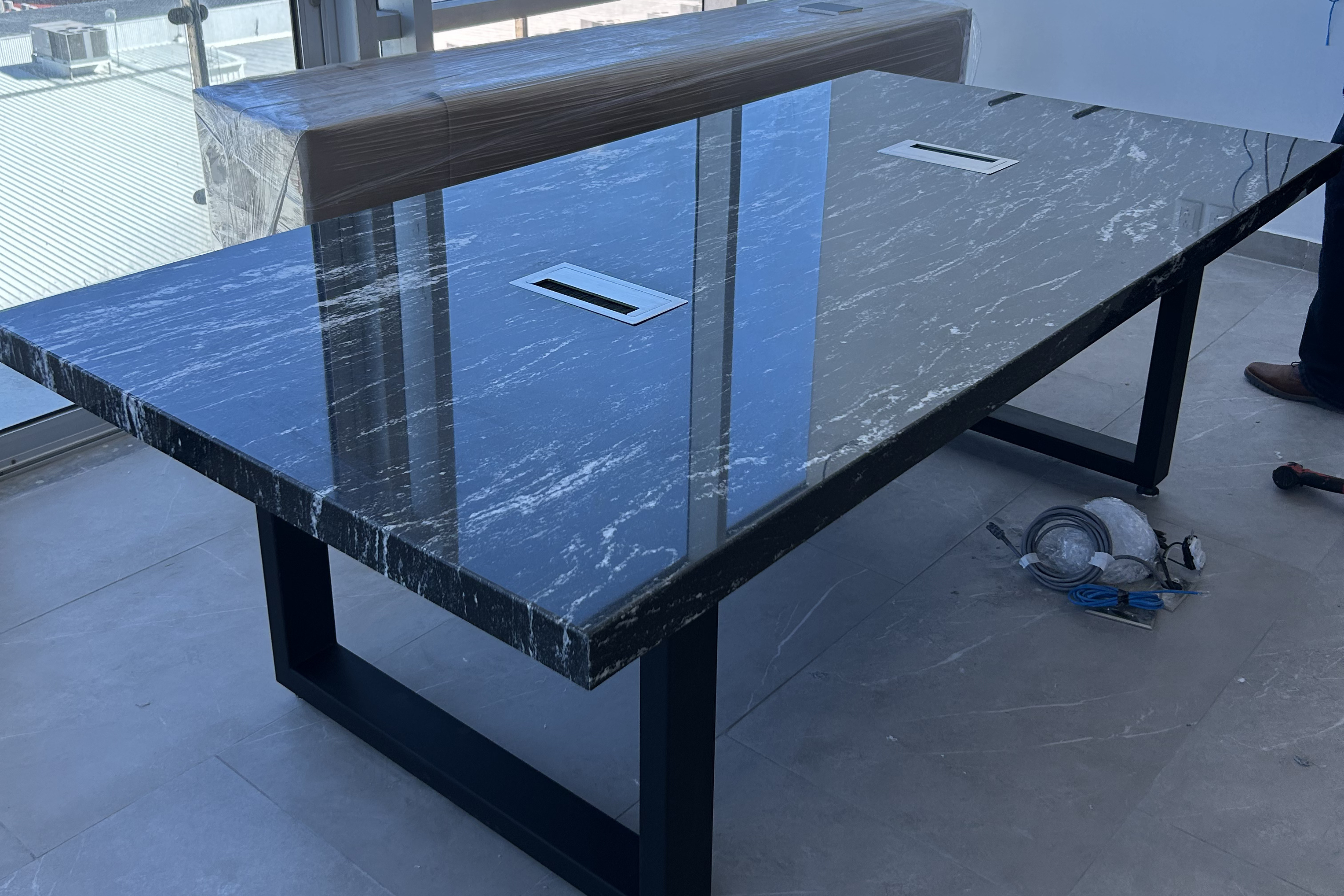 Mesa de Juntas Rectangular 2.40 M x 1.20 M Con Faldón, Base Modelo U Invertida & Multicontactos | Granito Vía Láctea Pulido y Brillado (Sólo Disponible en Mérida, Yucatán📍)