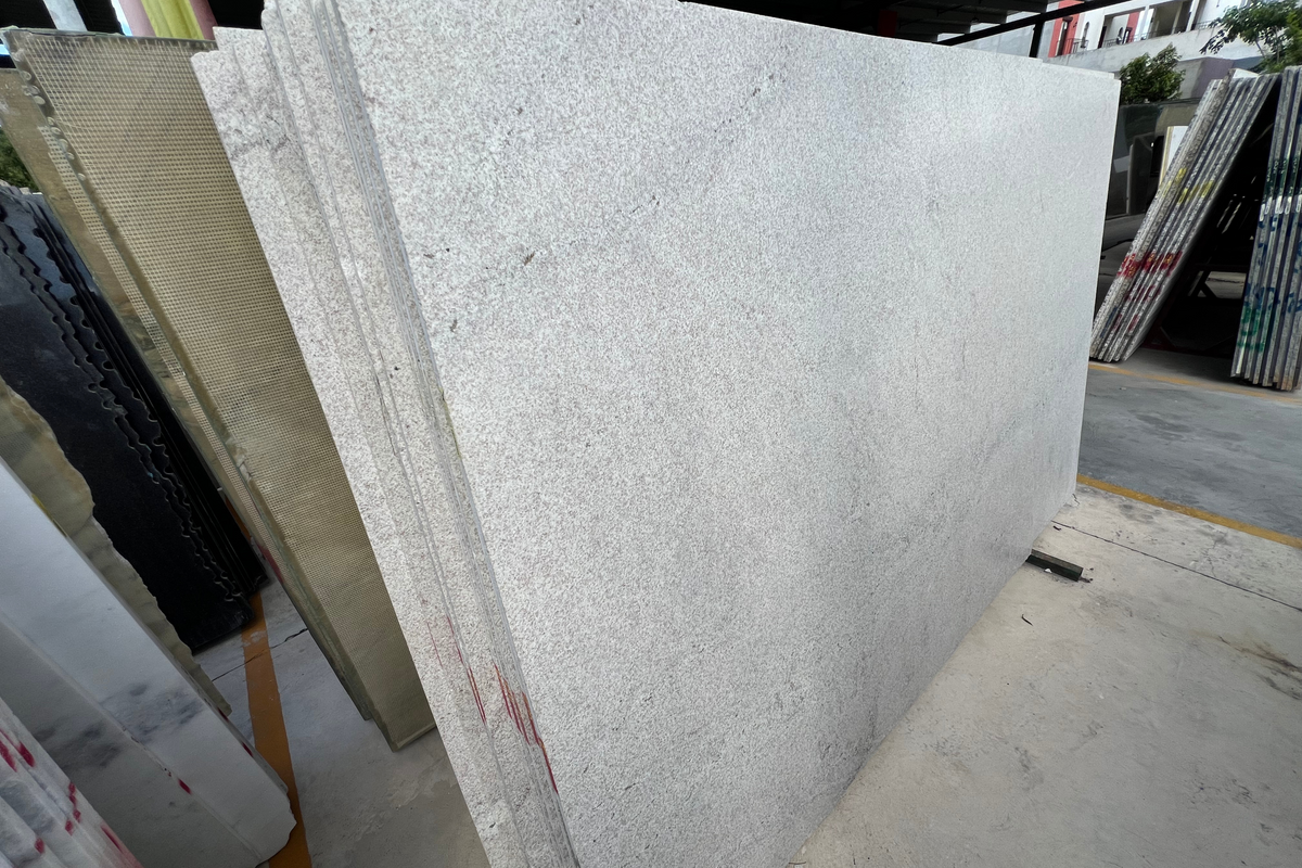 Credenza 1.50 M x 40 CM Con Base Modelo Cubo Negro Mate | Granito Blanco Itaunas Leather (Sólo Disponible en Mérida, Yucatán📍)