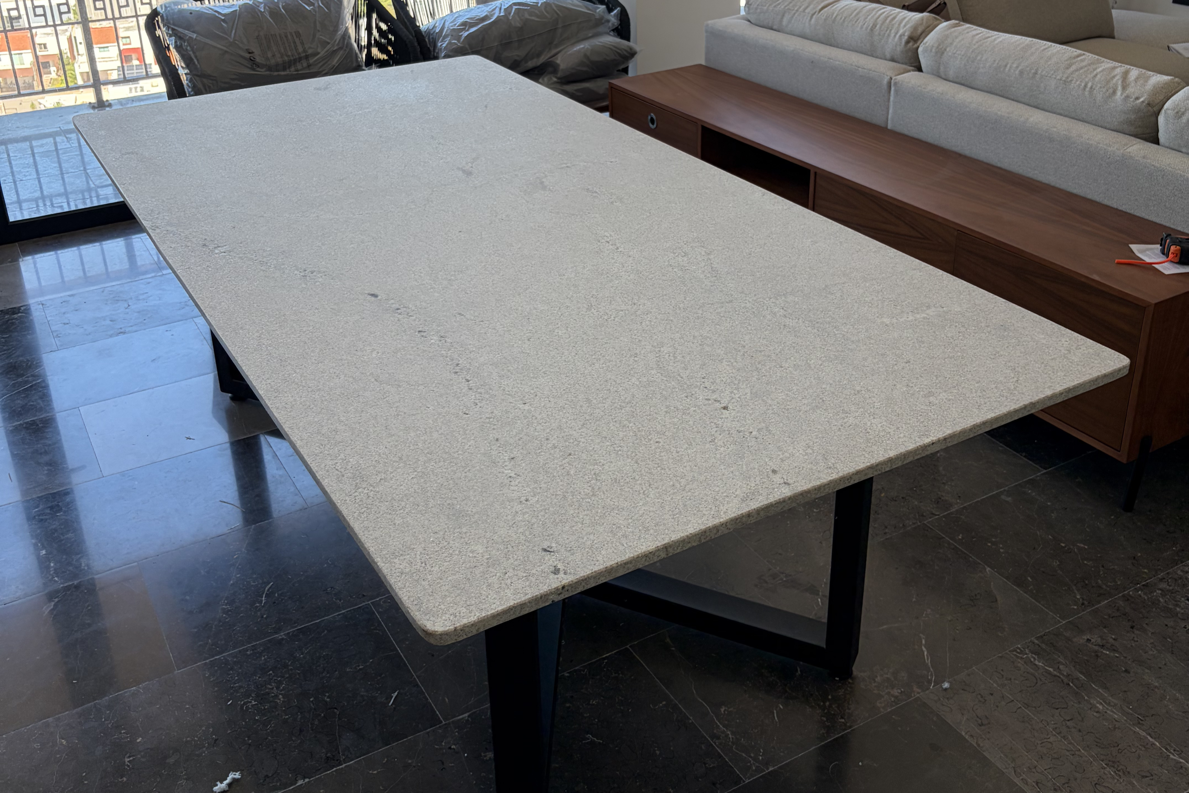 Comedor Rectangular 2.40 M x 1.20 M Con Base Modelo V | Granito Blanco Itaunas Leather (Sólo Disponible en Mérida, Yucatán📍)