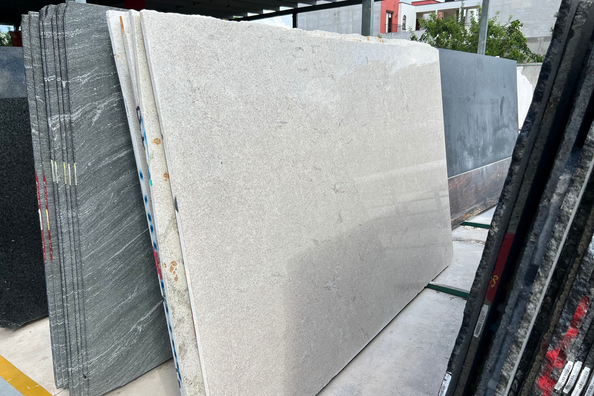 Comedor Cuadrado 1.50 M x 1.50 M - Base Herrería Look Madera | Granito Blanco Itaunas Pulido y Brillado (Sólo Disponible en Mérida, Yucatán📍)